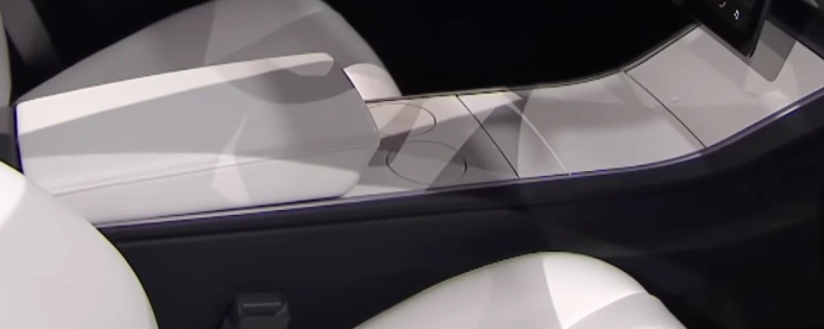 特斯拉Model 3迎来量产十周年，外媒回顾了2016年3月发布时原型车中未能量产的设计元素。

外观方面，原型车采用与Model S相同的自弹出式门把手，量产版改为平齐式手动旋转把手；内饰采用全白色 - 图片 3