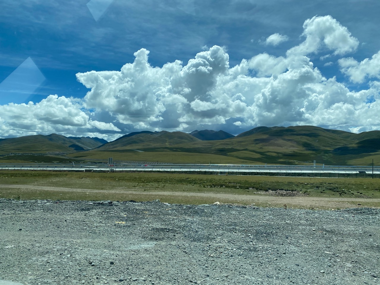 到安多县。早上9点从拉萨出发，计划在那曲住宿。青藏线比川藏线平缓许多，海拔稳定在4700左右，少了盘山公路，少了川牌陆巡，一路非常顺利。下午两点到那曲，时间还早于是决定继续前行，车机导航显示到安多剩余 - 图片 2