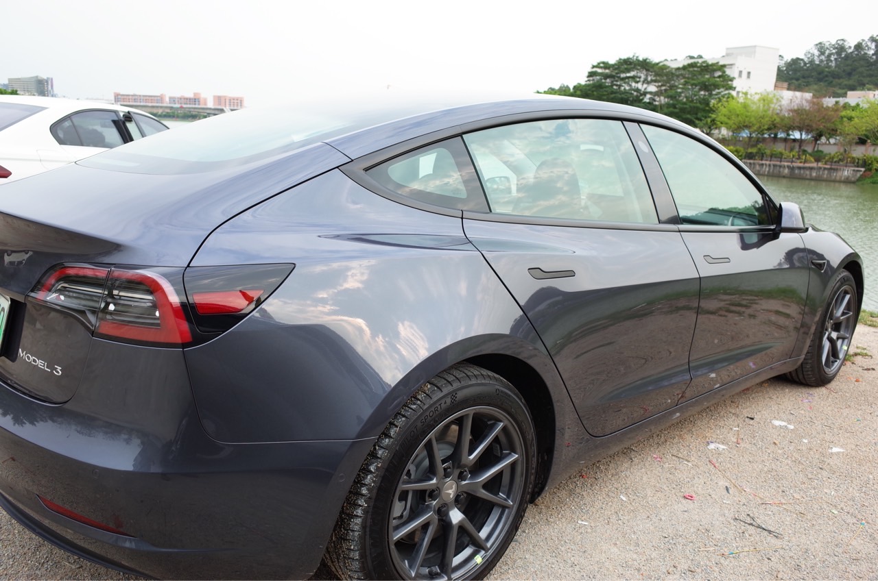 我说这毛豆三的自动雨刮是个沙雕应该没人反对吧？
这尼玛能用？果然这些小细节被传统车企吊打 哎…… - 图片 1