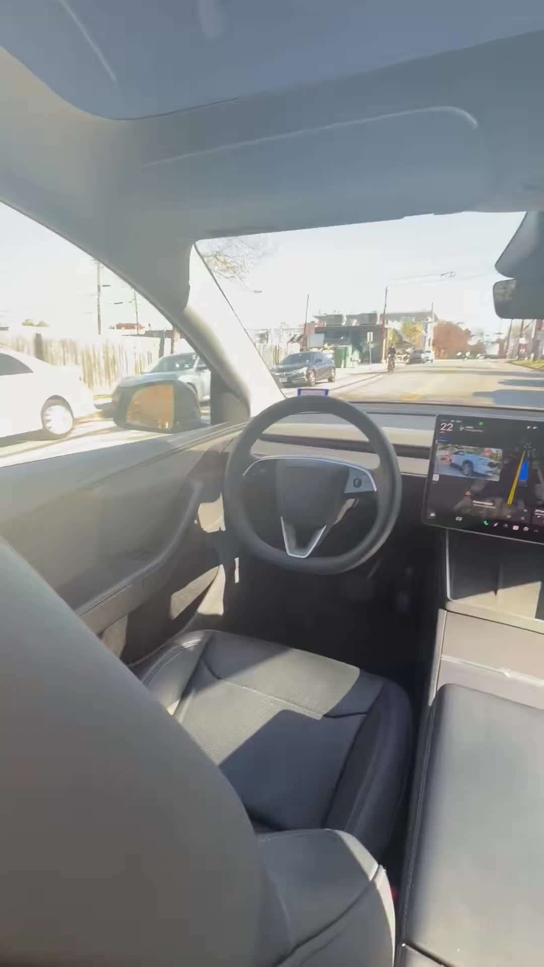 特斯拉 FSD 车队学习负责人段鹏飞发了一段 Robotaxi 移除安全员的小视频。

第三方检测的数据显示，目前特斯拉在 Austin 有 3 台 Model Y  Robotaxi 移除了安全员， - 图片 1