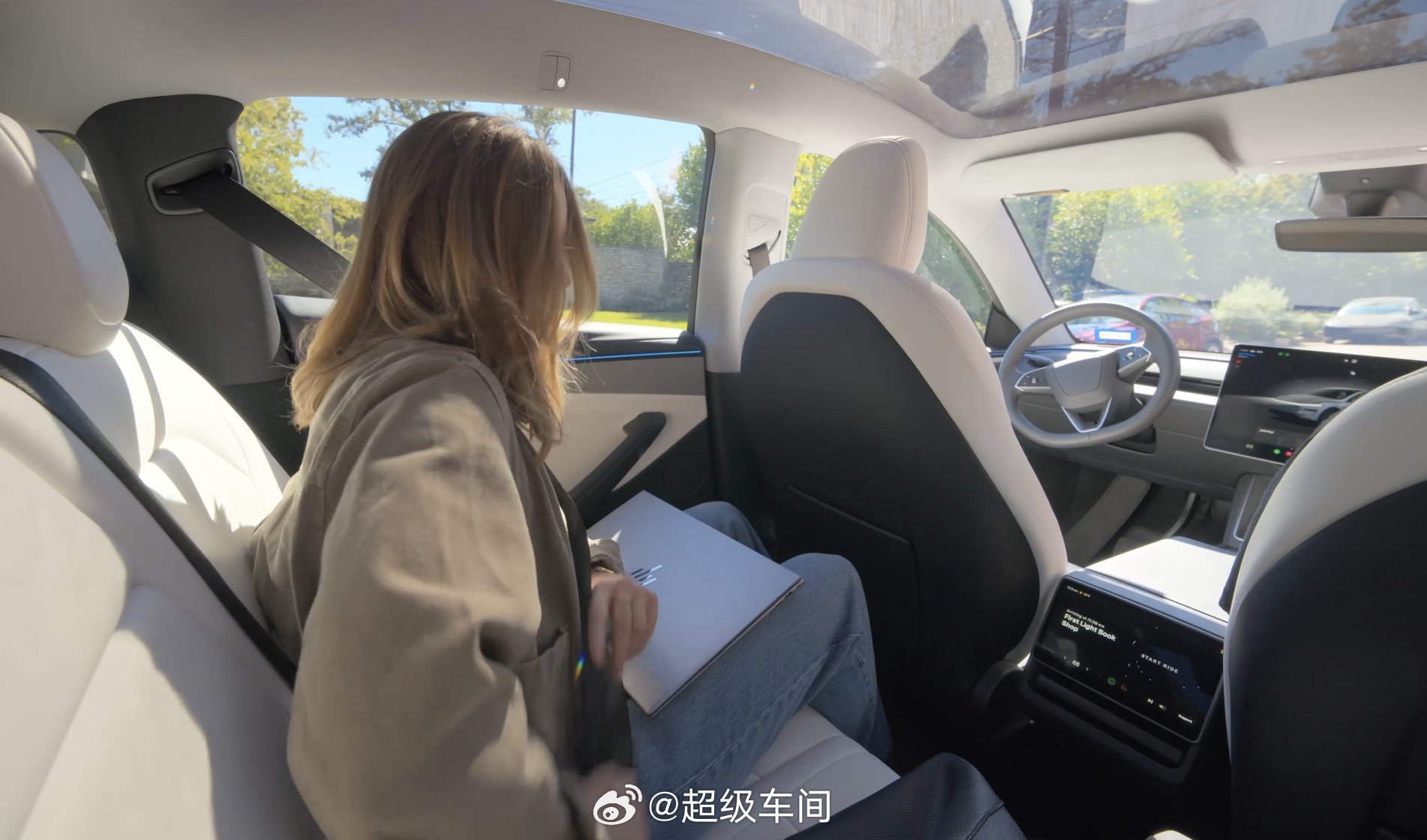 特斯拉已为其自动驾驶出租车引入清洁费用标准。

• 50美元：针对中度污渍收取，例如食物泼洒、明显泥垢及轻微污渍。

• 150美元：针对严重污渍收取，例如生物排泄物或在车内吸烟。

特斯拉官方声明： - 图片 4