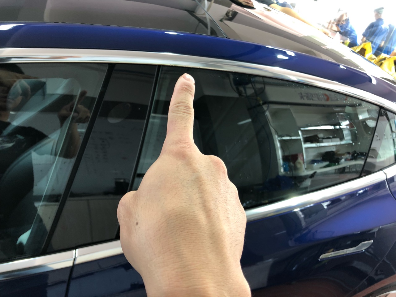 每次充电摸着这条电镀（两边都有）都会感觉麻麻的。是漏电么？还是我的充电头地线有问题啊？@小特叔叔 - 图片 1