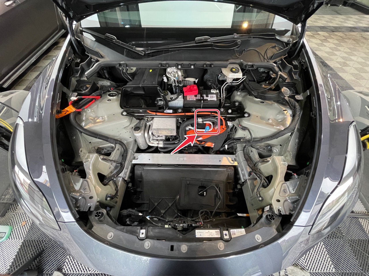 老Y车主建议去售后做一下空调检查
根据批次不同可能有2个问题

一个是排水口设计缺陷会导致空调冷凝水排放到车内导致水漫金山（需要拆前部底盘护板，安装一个加长零部件）

另一个是冷凝管没有保温包裹会导致 - 图片 1