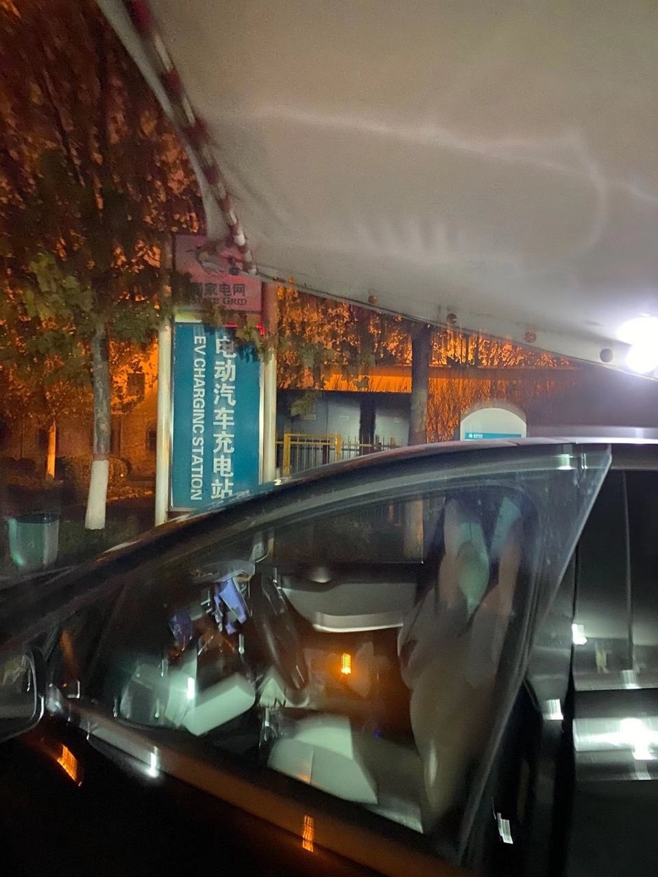 高速服务站的速度都很满意，不用刻意去超充
空调开起 座椅加热 看个美剧 车上补补瞌睡
今晚入住服务区 睡够了就起来继续开 - 图片 1