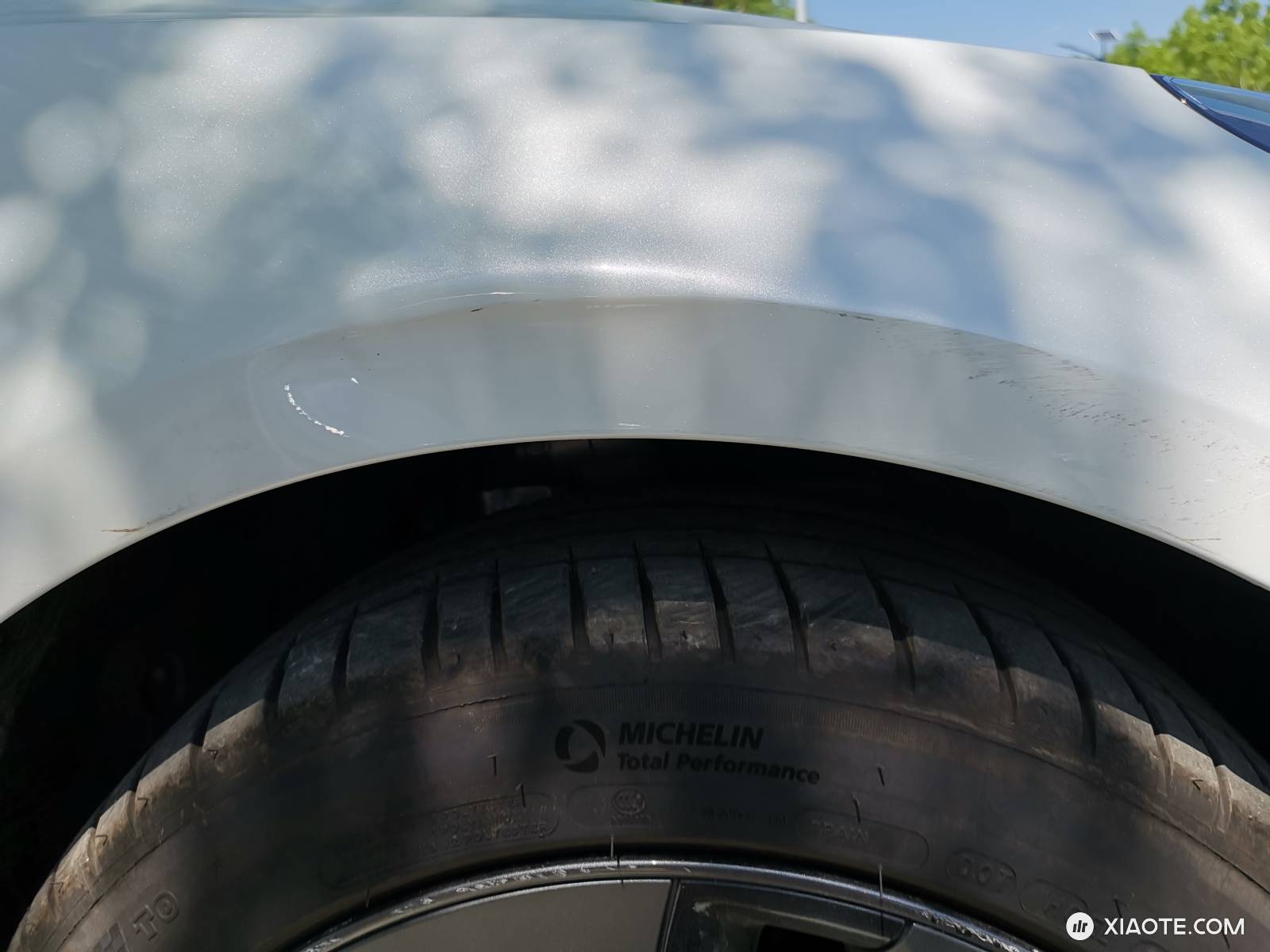 重新喷的漆有什么影响?过两年会变色吗?
车被加塞的蹭了,对方全责,本来想顶一下看不出来不刮掉原漆了,但4s说必须得重新喷 - 图片 1