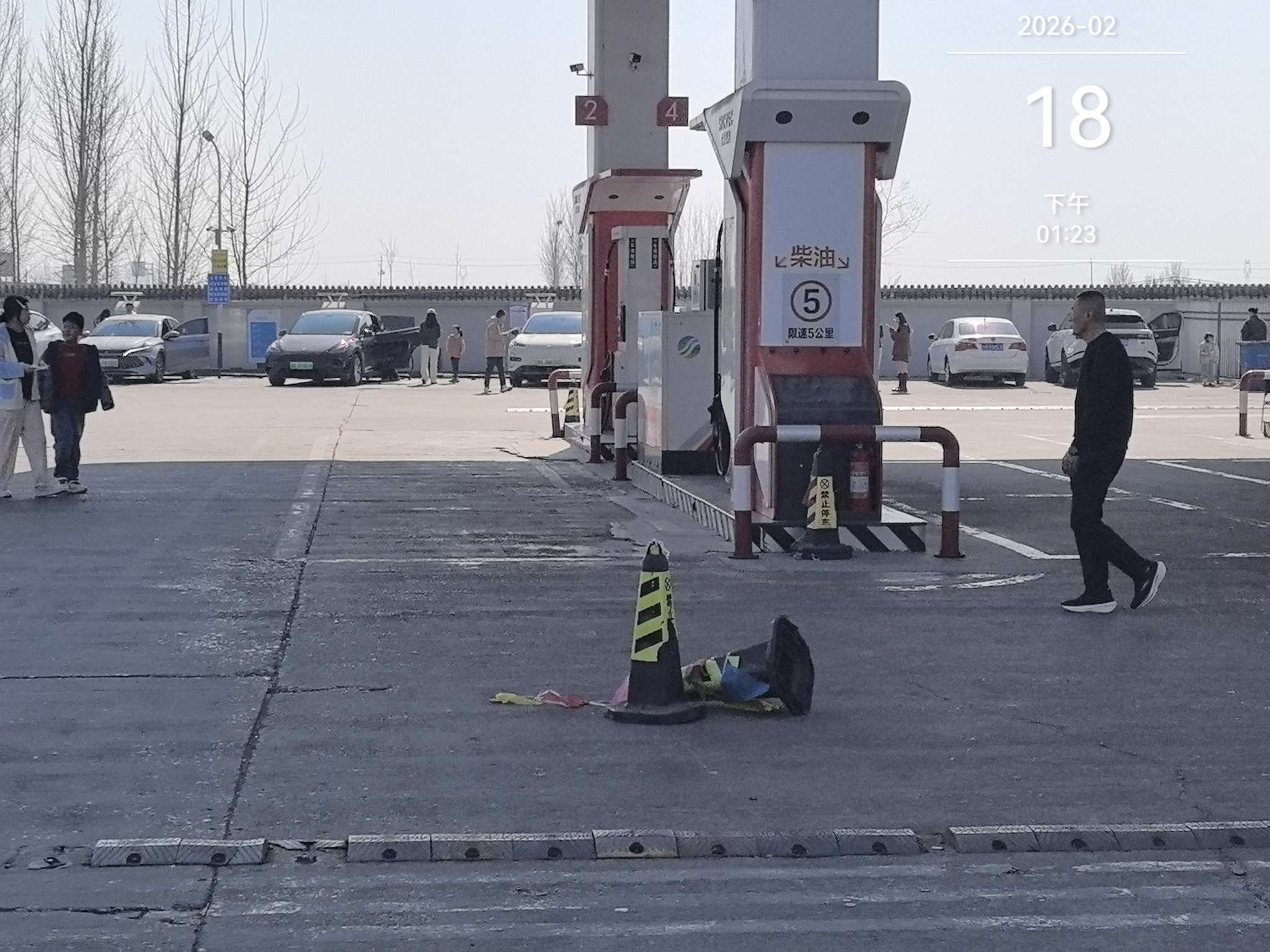 如图所示，这个春节大年初二走了好几个服务区 ，并未出现充电排队 争抢充电排队的情况啊； 早知道也开毛豆三外出，不开油老虎🐯福特锐际#福特 #福特锐际 #model3 #特斯拉 #电车上高速 #电动车 - 图片 1