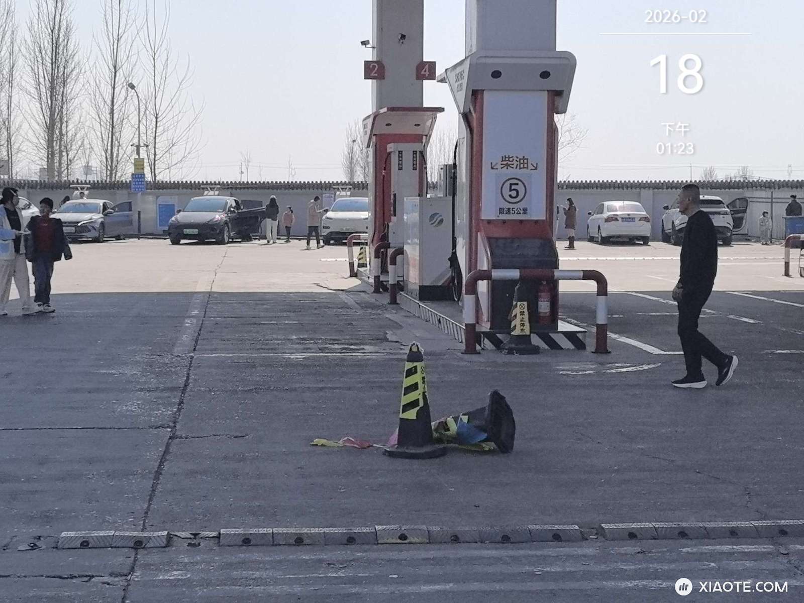 如图所示,这个春节大年初二走了好几个服务区 ,并未出现充电排队 争抢充电排队的情况啊; 早知道也开毛豆三外出,不开油老虎🐯福特锐际#福特 #福特锐际 #model3 #特斯拉 #电车上高速 #电动车 - 图片 1