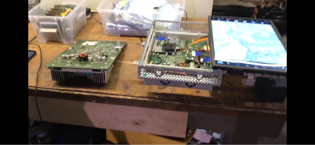 【揭秘】
今天在油管看了此Hacker的视频～
图1右: 2018年以前，S和X的MCU1 用Nvidia
图1左: 2018年以后，S和X的MCU2 用Intel
图2:  3的主板分成了3层，上M - 图片 1