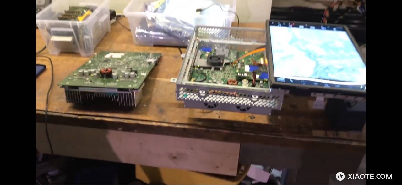 【揭秘】
今天在油管看了此Hacker的视频~
图1右: 2018年以前,S和X的MCU1 用Nvidia
图1左: 2018年以后,S和X的MCU2 用Intel
图2: 3的主板分成了3层,上M - 图片 1