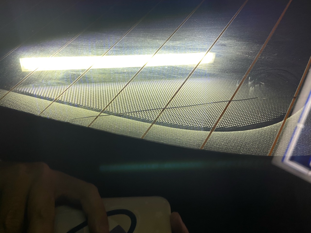 请问各位吴彦祖，德华哥～这种情况特斯拉能保修不？还是要走保险了，没有撞击点，纯自然裂开… - 图片 1