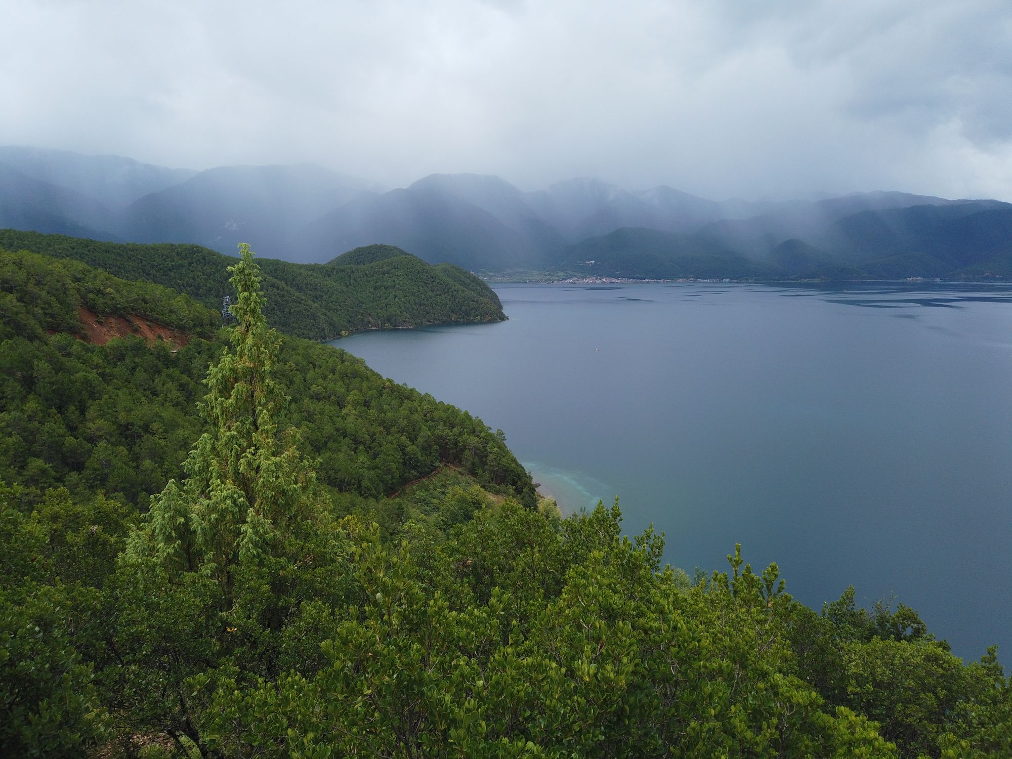 已到泸沽湖，泸沽湖充电桩情况介绍，顺便说一下特斯拉随车充跳枪条件：

20200809已联系泸沽湖充电桩负责人，现在桩彻底坏了，说年底重建，只能用随车充去酒店住宿的时候充，一定要注意，部分酒店电压只有 - 图片 1