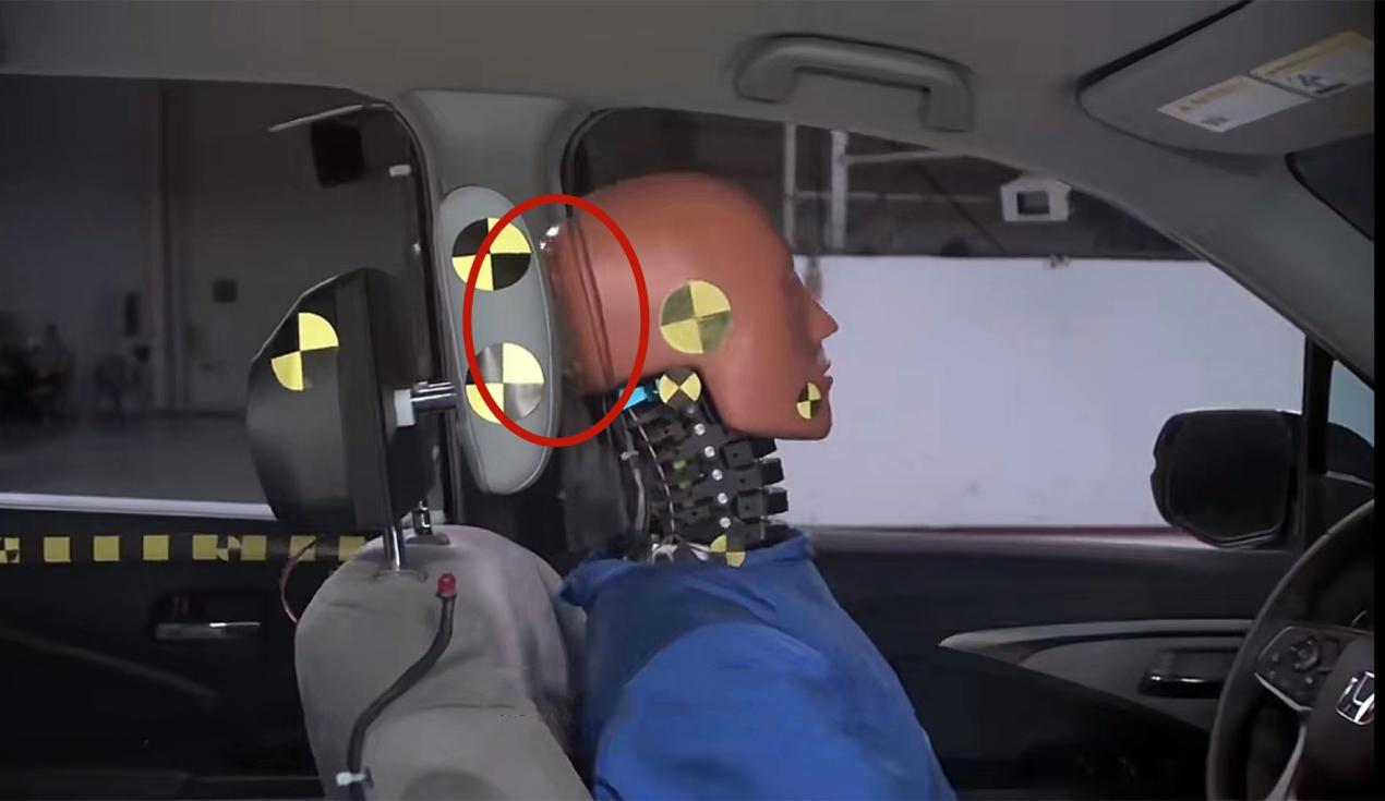 一定不要佩戴这个开车！！！特斯拉女车主注意，别伤到自己！
女车主驾驶特斯拉一定要注意这个潜在危害极大的装饰，特殊情况下，伤害性极大，别伤到自己。
 
这个装饰就是很多女孩子都喜欢用的鲨鱼夹！尤其是金属 - 图片 2