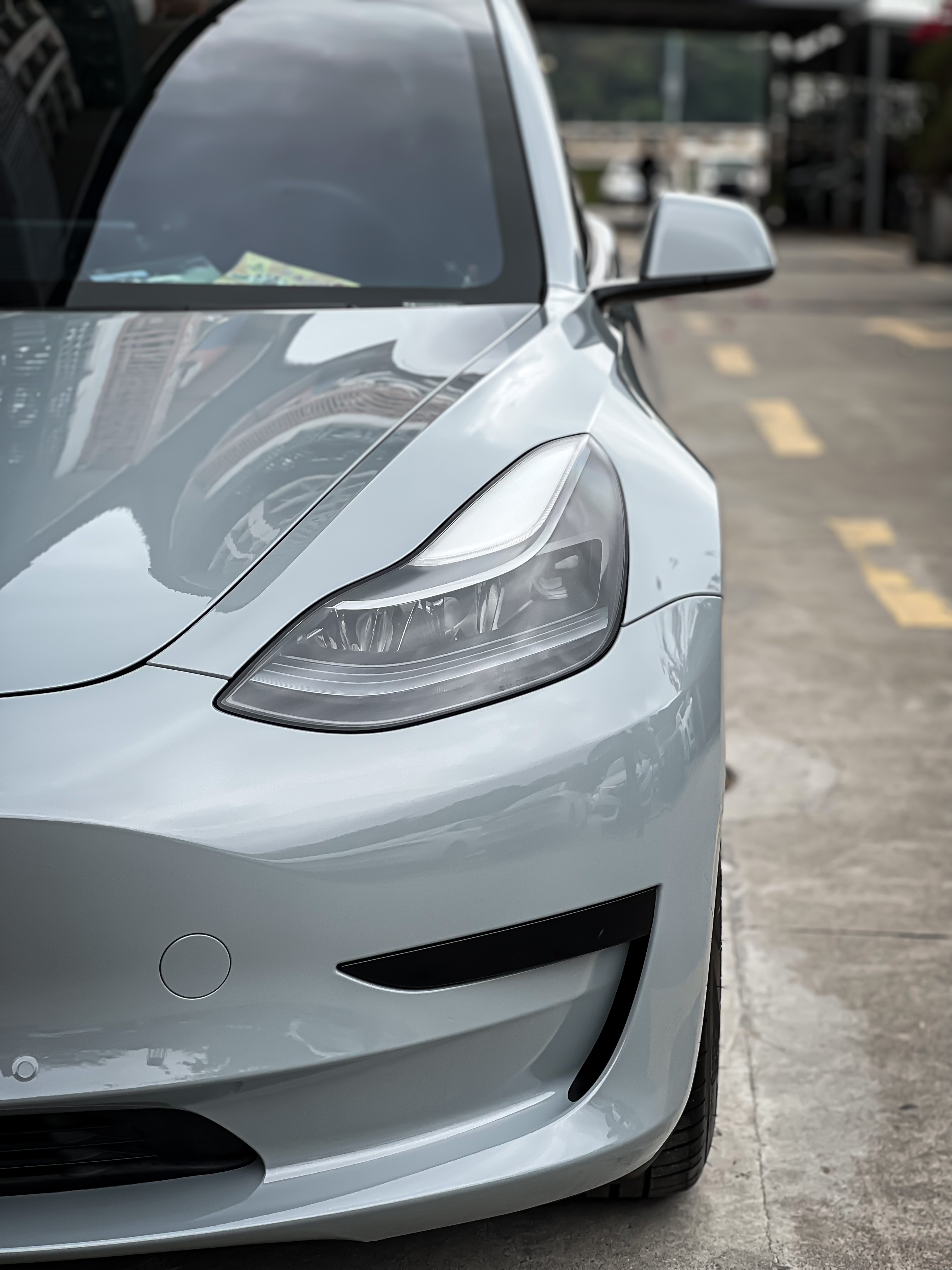 一面之缘，大家当个故事听。

上次我从美国出差回来的航班，旁边坐的是个20多岁的小哥，跟我闲聊了几句。

他是国内某家公司派去 美国特斯拉内华达工厂做设备调试的。

调试的设备，是特斯拉从国内拆回去的 - 图片 1