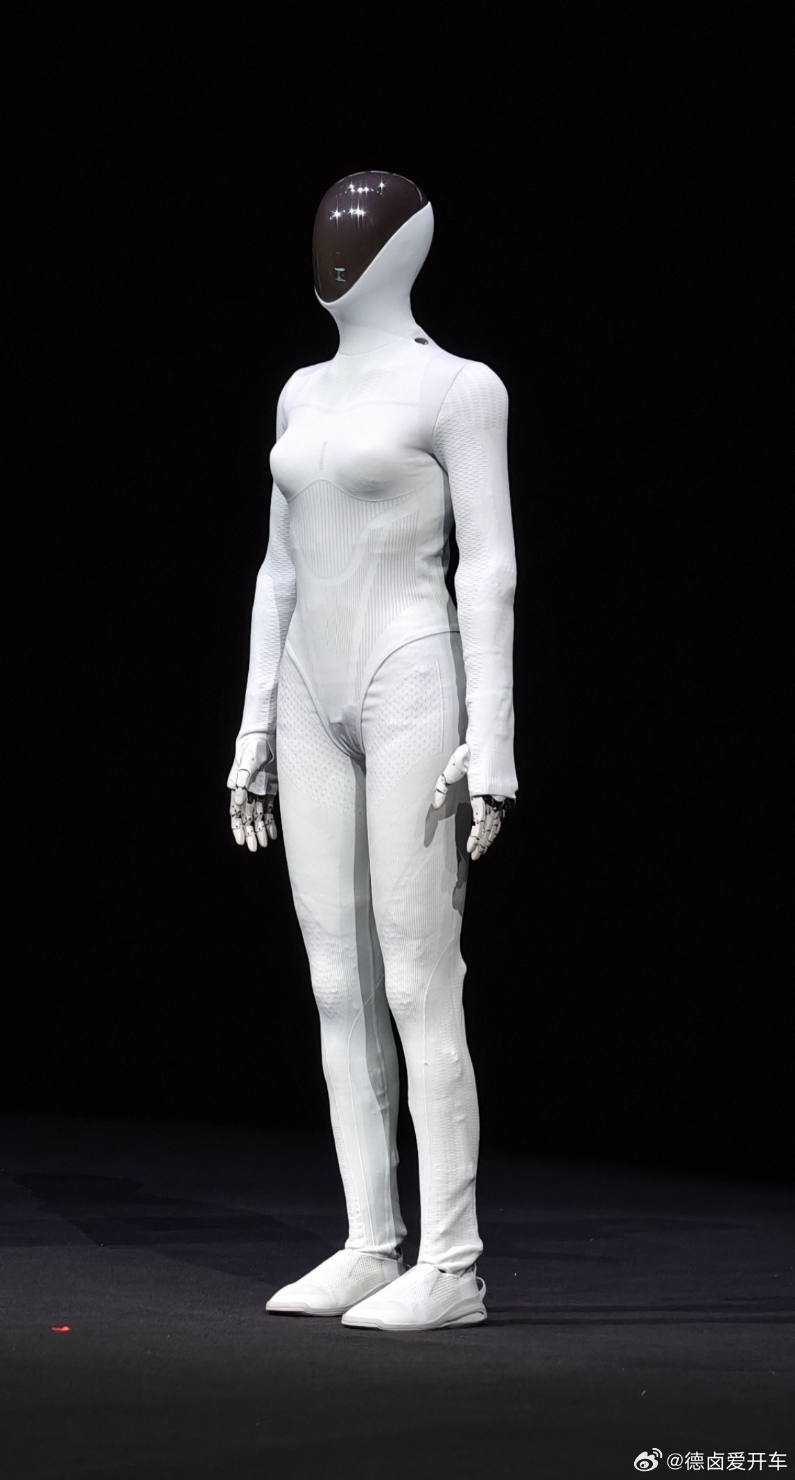 昨天小鹏科技日后讨论比较高的内容，是全新IRON人形机器人的造型设计，有网友怀疑这里面是不是套的真人？仔细看现场的视频能看出是机器人，产品特性一定程度的引起市场讨论，证明小鹏机器人团队这次做的不错。
 - 图片 6