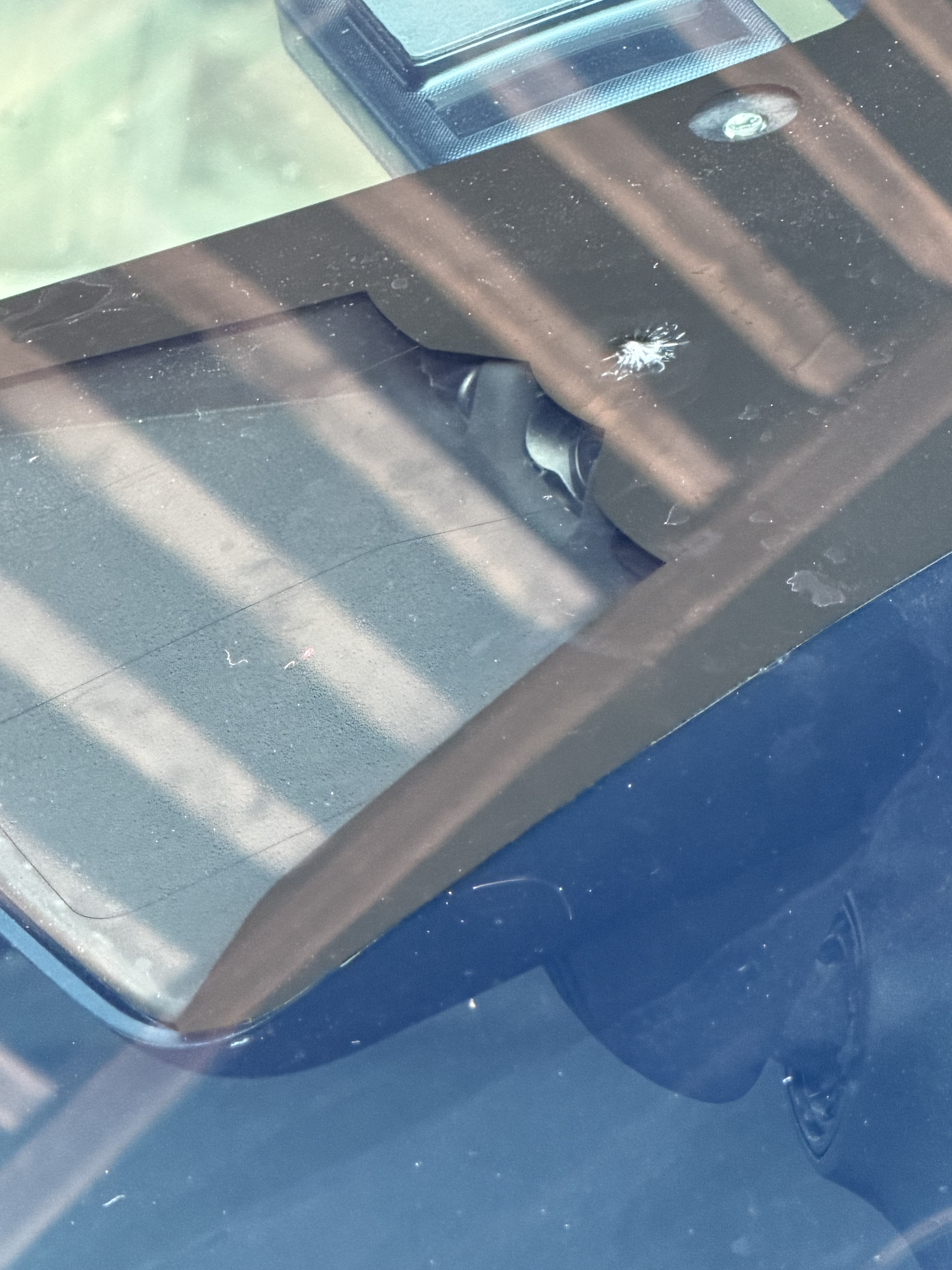 ModelY这玻璃质量有问题吧？这一块不知道咋坏了？该咋处理啊？在双目摄像头上面，要咋处理啊 - 图片 1