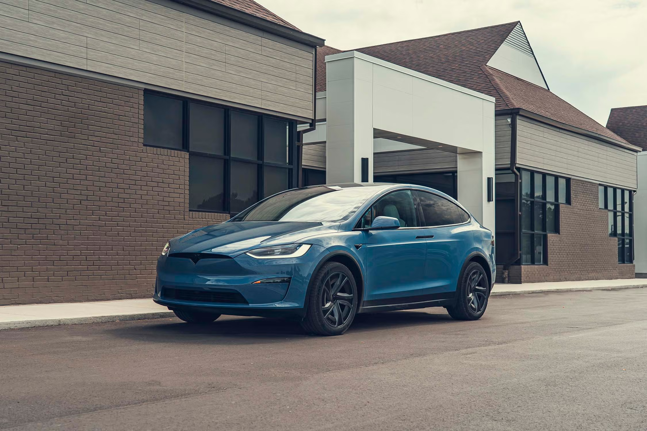 美国汽车媒体 car and driver 发了一篇特斯拉 Model X 减重的文章，特斯拉工程副总裁 Lars Moravy 和一些工程师专门评论了这篇文章。我觉得很有趣，因为这也和特斯拉在中国长 - 图片 2