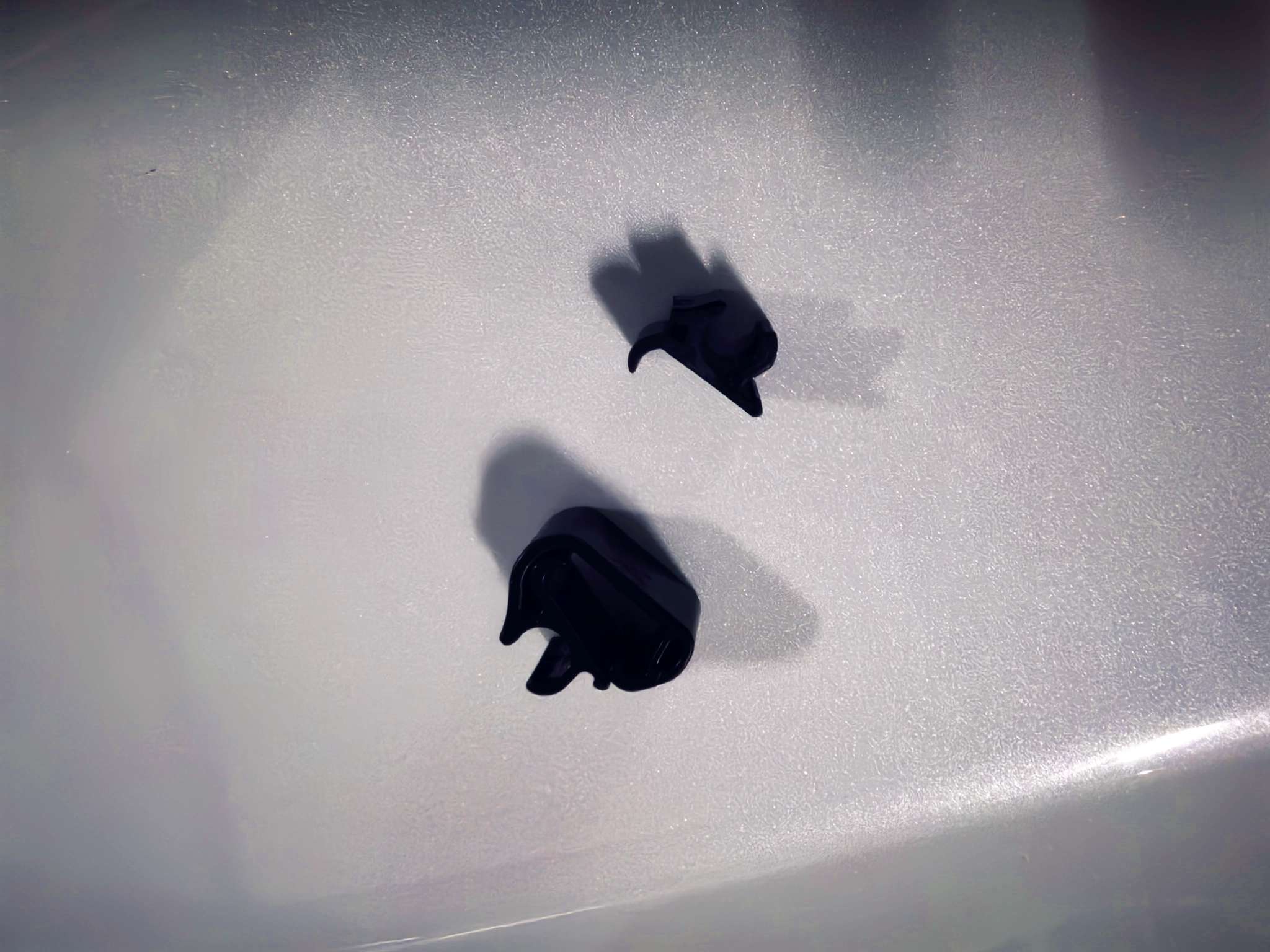 注意雨刮器水套管卡子老化，挂水的时候有异响，网上买了个自己换上，把主驾雨刮的顺面加了两个！ - 图片 2