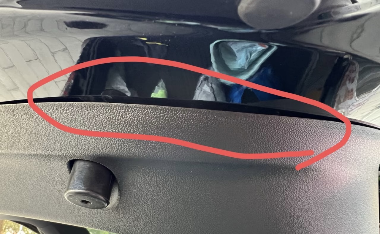 有兄弟一样情况不，后尾箱上面这块东西像掉出来一样 - 图片 1