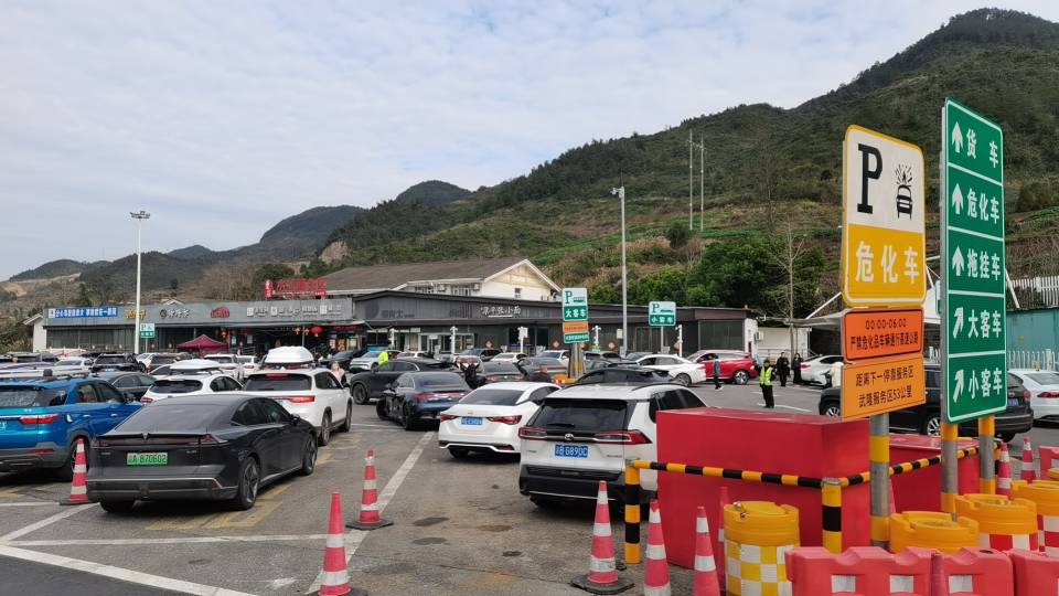 服务区人满为患，重庆这边充电有点打挤，理想2c超冲居多，比国网的还多 - 图片 3