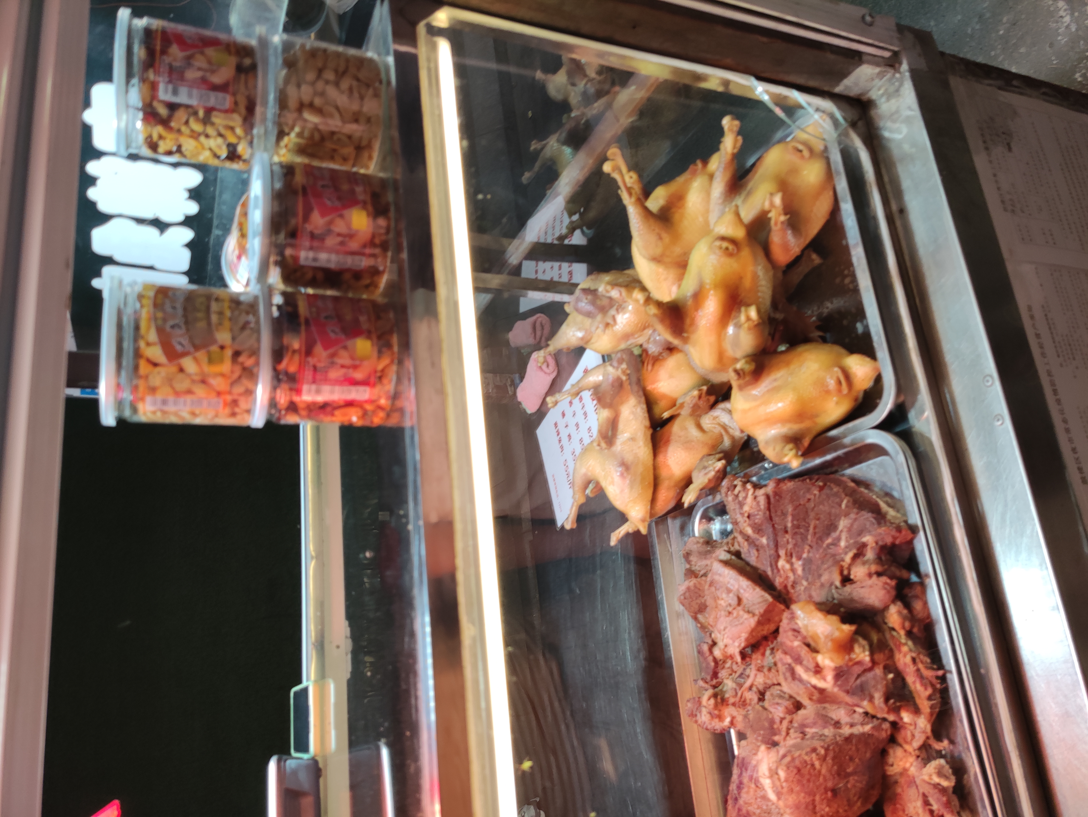 从清明上河园出来后，打卡开封西司夜市。吃了两个烧饼和一晚鸡血汤。半夜去了开封唯一的超级充电桩。在一个叫半亩园房地产项目的地下停车场。 - 图片 6