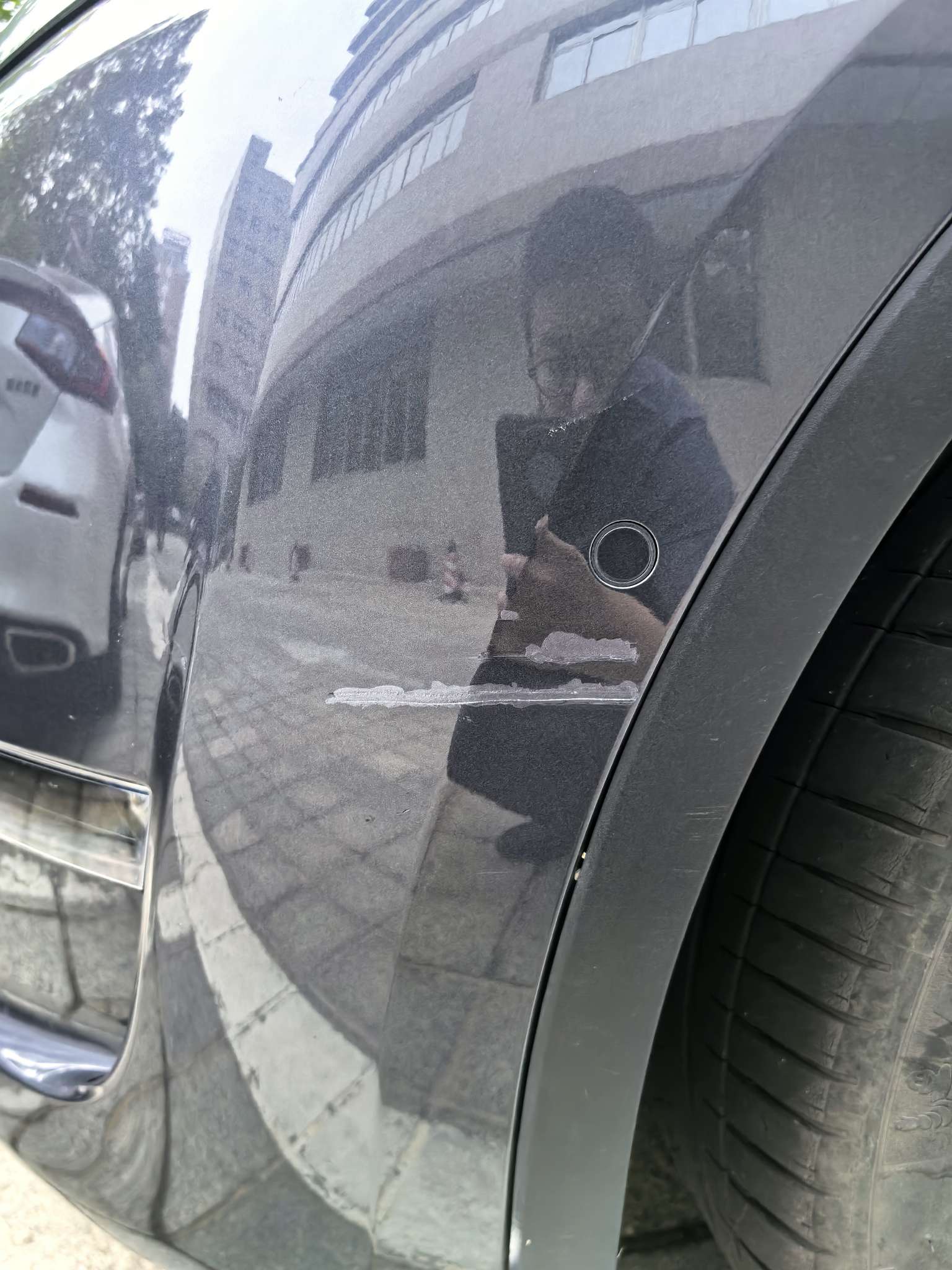 左面保险杠被快递车刮了漏了底漆，汽修打磨补了下漆，看着很明显啊，补漆笔颜色对不上，我又买了一个补漆笔，冷光银不知道能不能行，还有别的方法吗？ - 图片 1