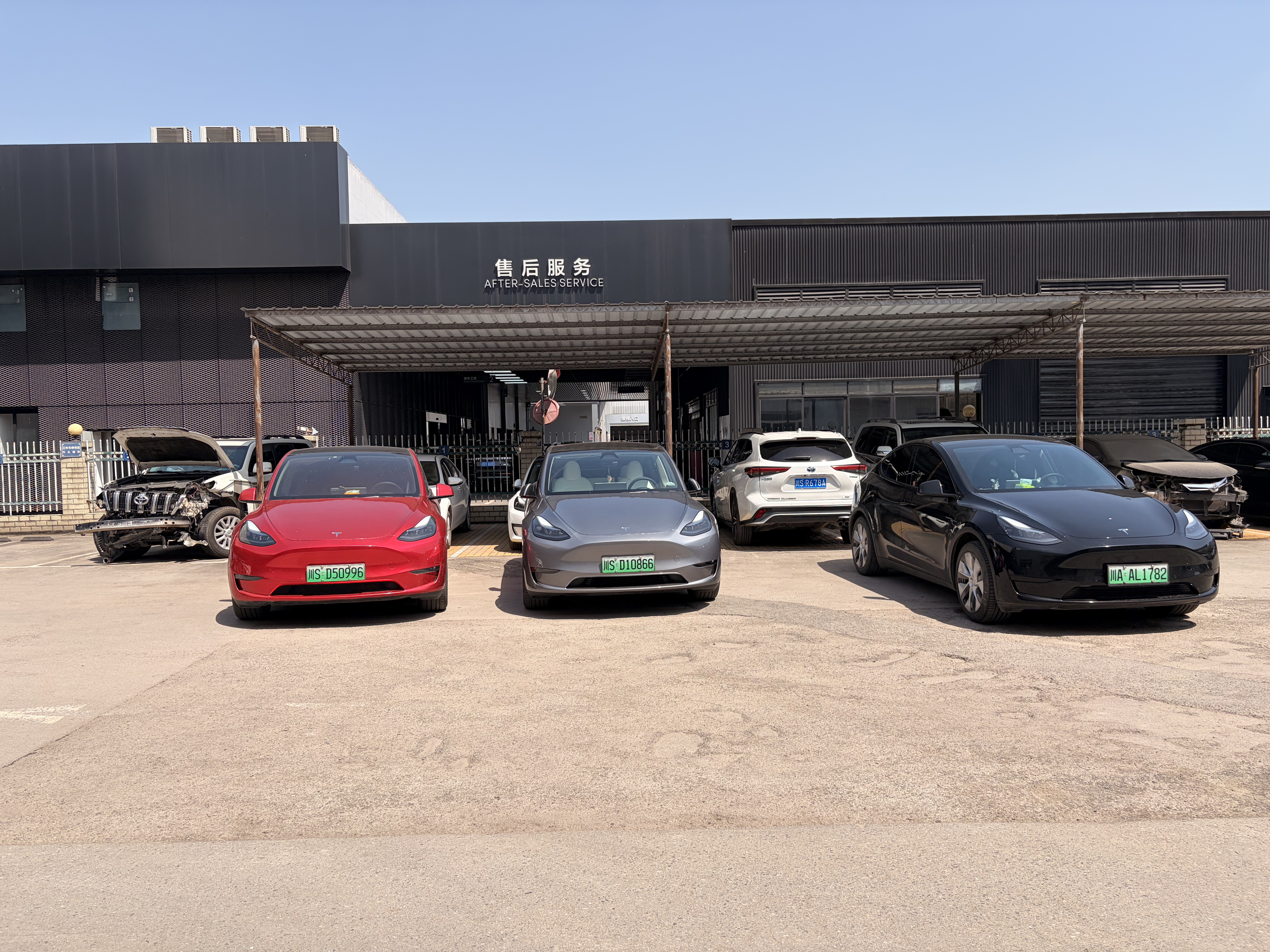 各位亦菲彦祖，最近老是出现过减速带后备箱方向会传来咯哒咯哒的声音，这可能是哪里出问题了呀？ - 图片 1