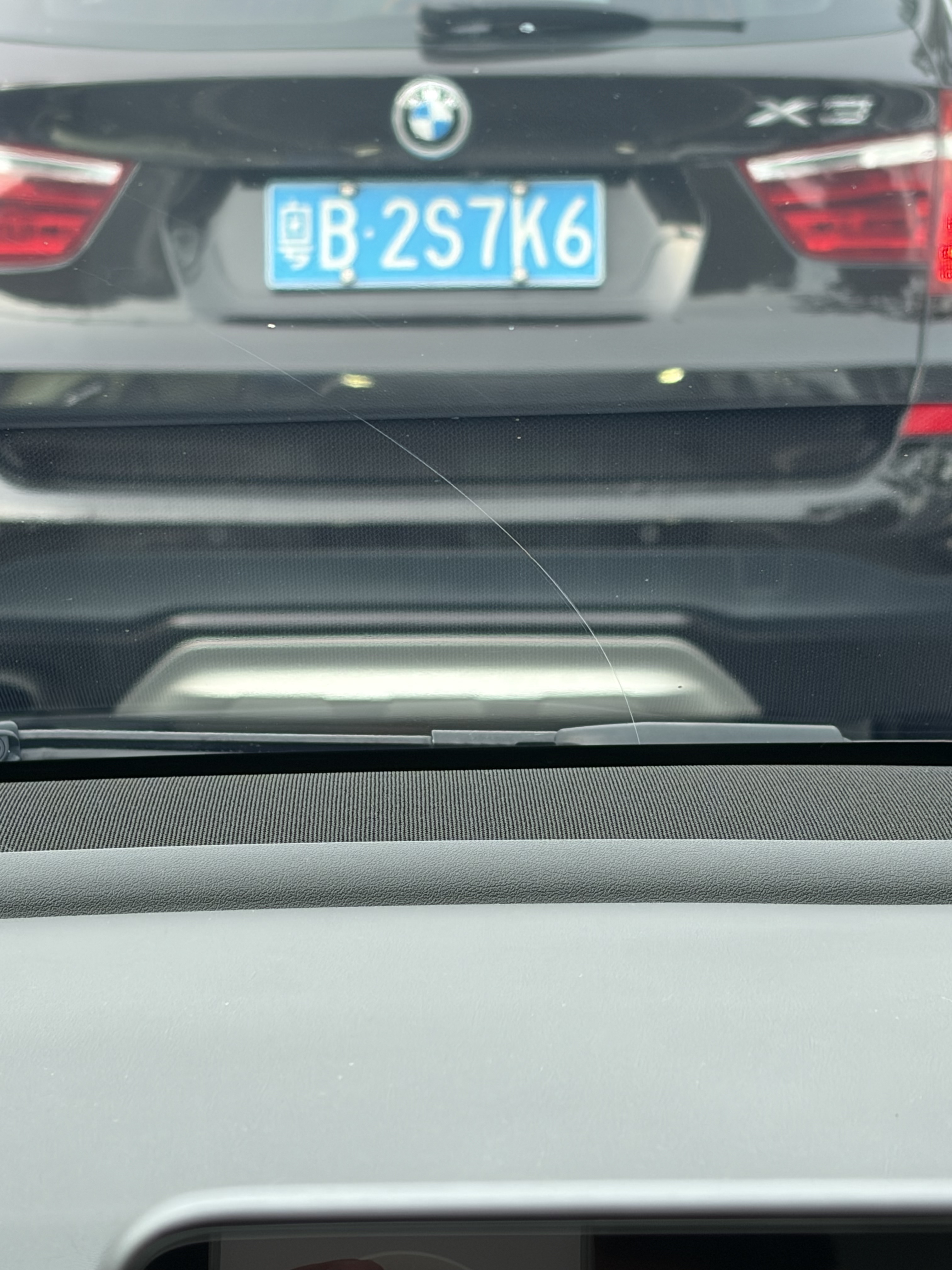 玻璃被雨刮器里的沙子刮花了 这个怎么修复😅 - 图片 1