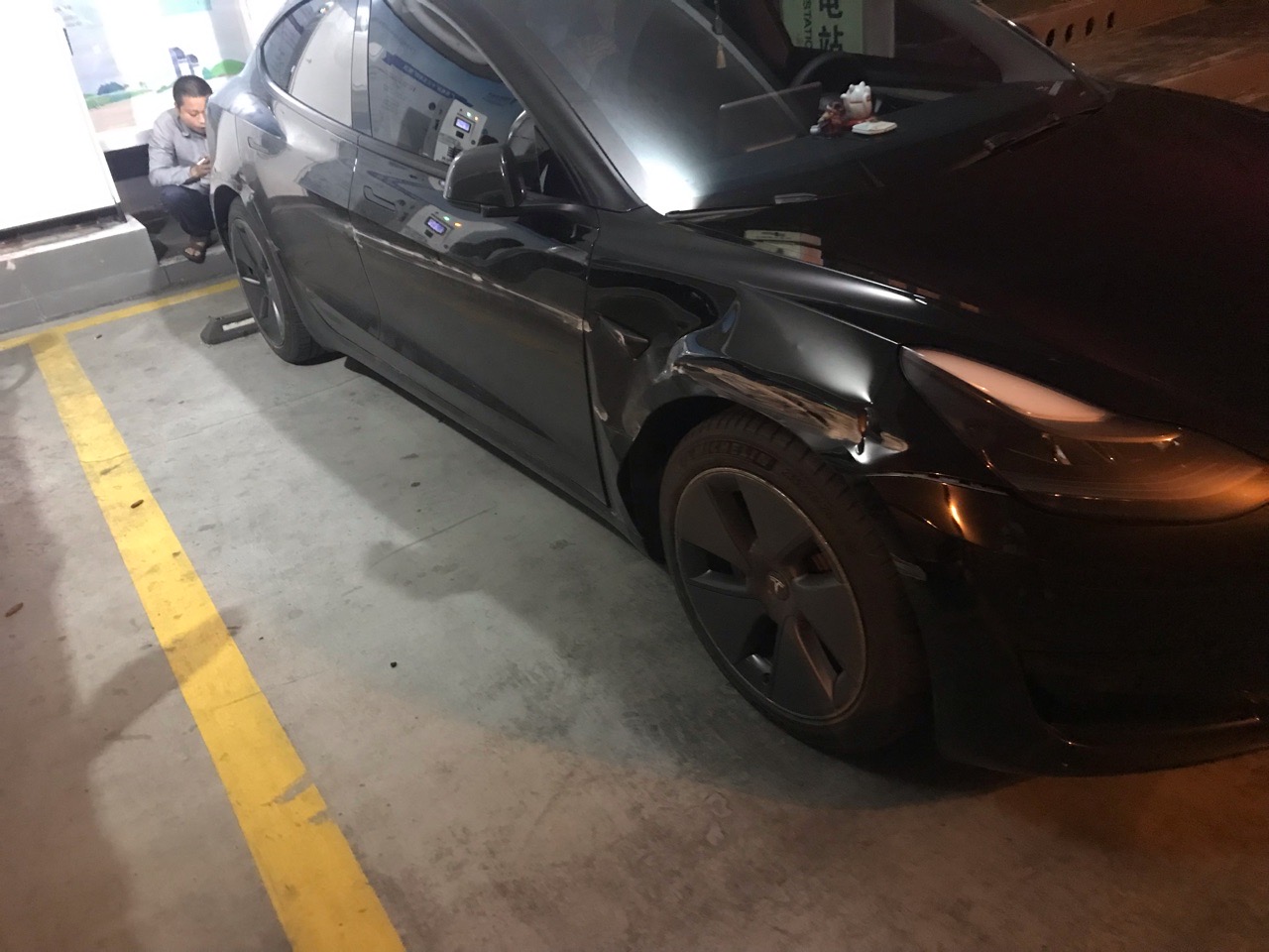 郁闷，十一开过好几多次ap没事，感觉升级后是灵敏了很多。不知道怎么回事，我开了ap撞上了护栏。现在也在等特斯拉服务中心查看。😭 - 图片 1