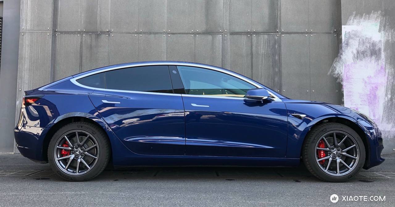 后驱喷了红色卡钳,感觉这轮毂P版还运动🤗
另外,求一个原厂P版尾翼 尾翼 尾翼,求尾翼 - 图片 1