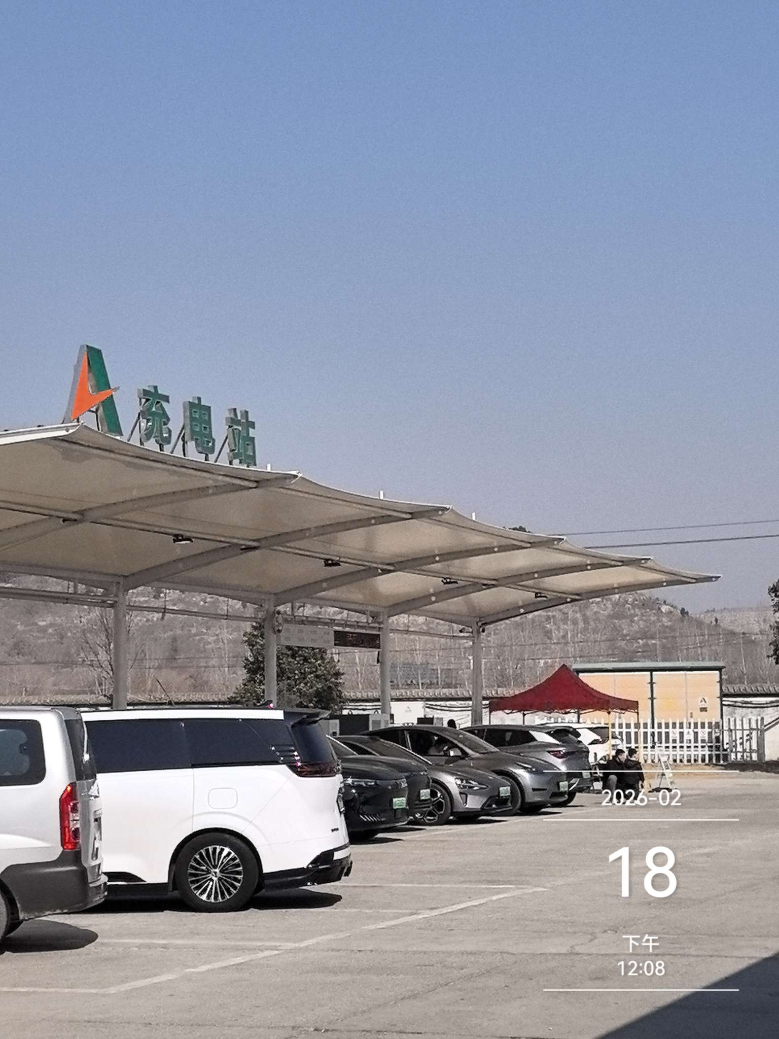 如图所示，这个春节大年初二走了好几个服务区 ，并未出现充电排队 争抢充电排队的情况啊； 早知道也开毛豆三外出，不开油老虎🐯福特锐际#福特 #福特锐际 #model3 #特斯拉 #电车上高速 #电动车 - 图片 2