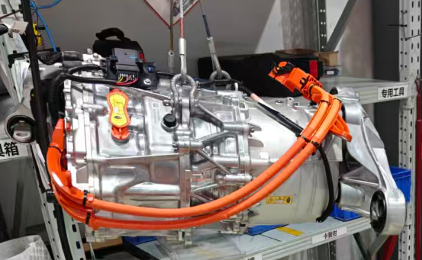 看网上各种吐槽特斯拉售后不好？我有国产电车，我也知道国产电车三电不会轻易给你换新的，都是没啥太大问题就是正常，就算有问题也只是给你修。这一次我都没有觉得是电机的问题，以为是球头或者悬挂有问题，本来想来 - 图片 2