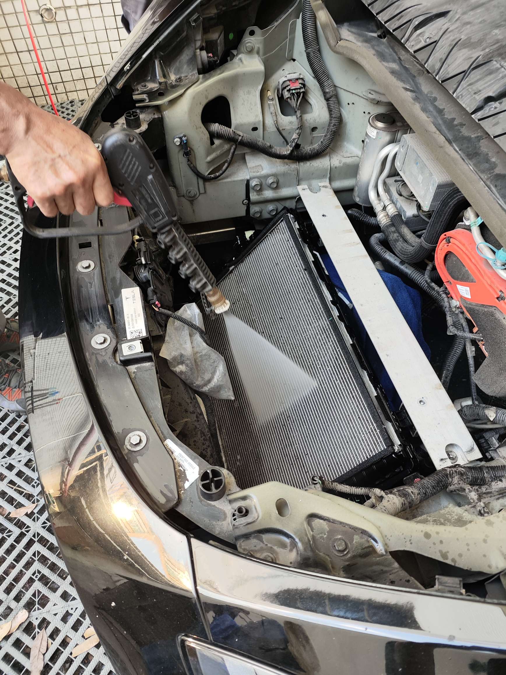 21年第一批国产Y，三年9万多公里，之前在4S换空调滤芯时，顺便清洗过一次散热器，记得收费了，但忘了多少钱
车是停小区露天停车位，落叶多，之前就想自己清洗，看了网上众多大神视频，觉得还是有点难，刷抖音 - 图片 4