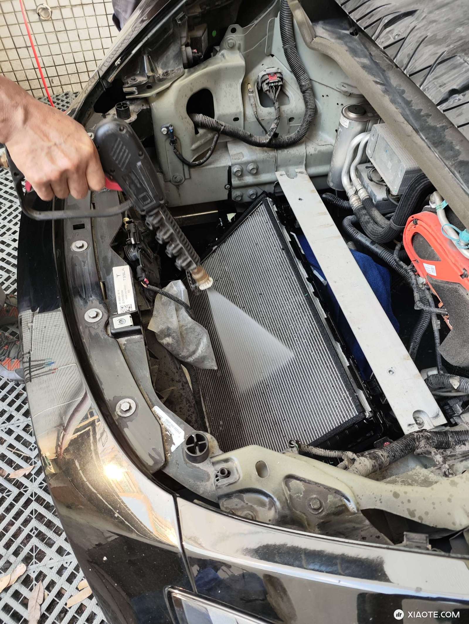 21年第一批国产Y,三年9万多公里,之前在4S换空调滤芯时,顺便清洗过一次散热器,记得收费了,但忘了多少钱
车是停小区露天停车位,落叶多,之前就想自己清洗,看了网上众多大神视频,觉得还是有点难,刷抖音 - 图片 4