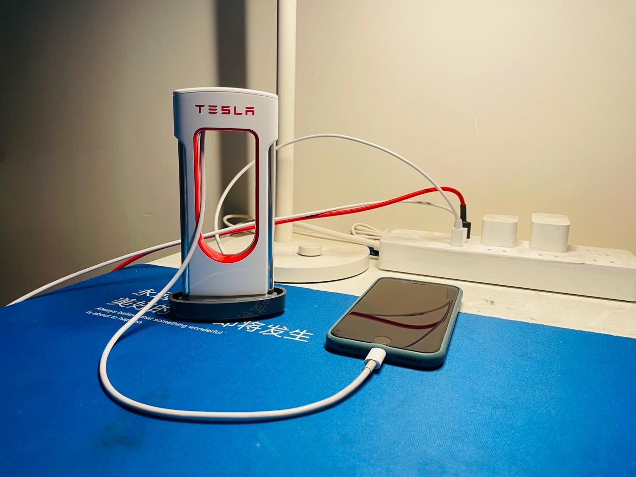 用特斯拉超级充电站给iPhone充电⚡️

 - 图片 1