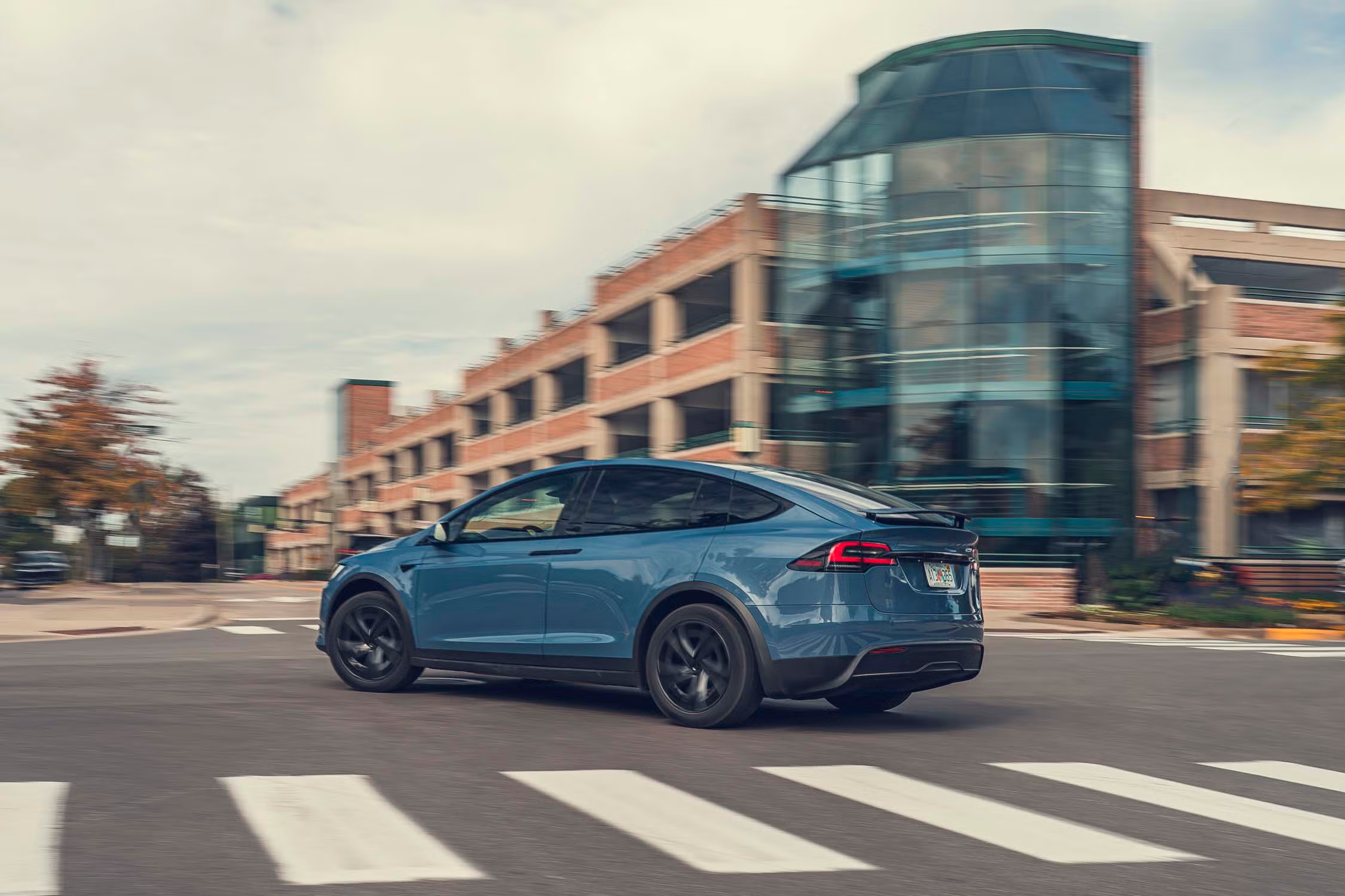 美国汽车媒体 car and driver 发了一篇特斯拉 Model X 减重的文章，特斯拉工程副总裁 Lars Moravy 和一些工程师专门评论了这篇文章。我觉得很有趣，因为这也和特斯拉在中国长 - 图片 5