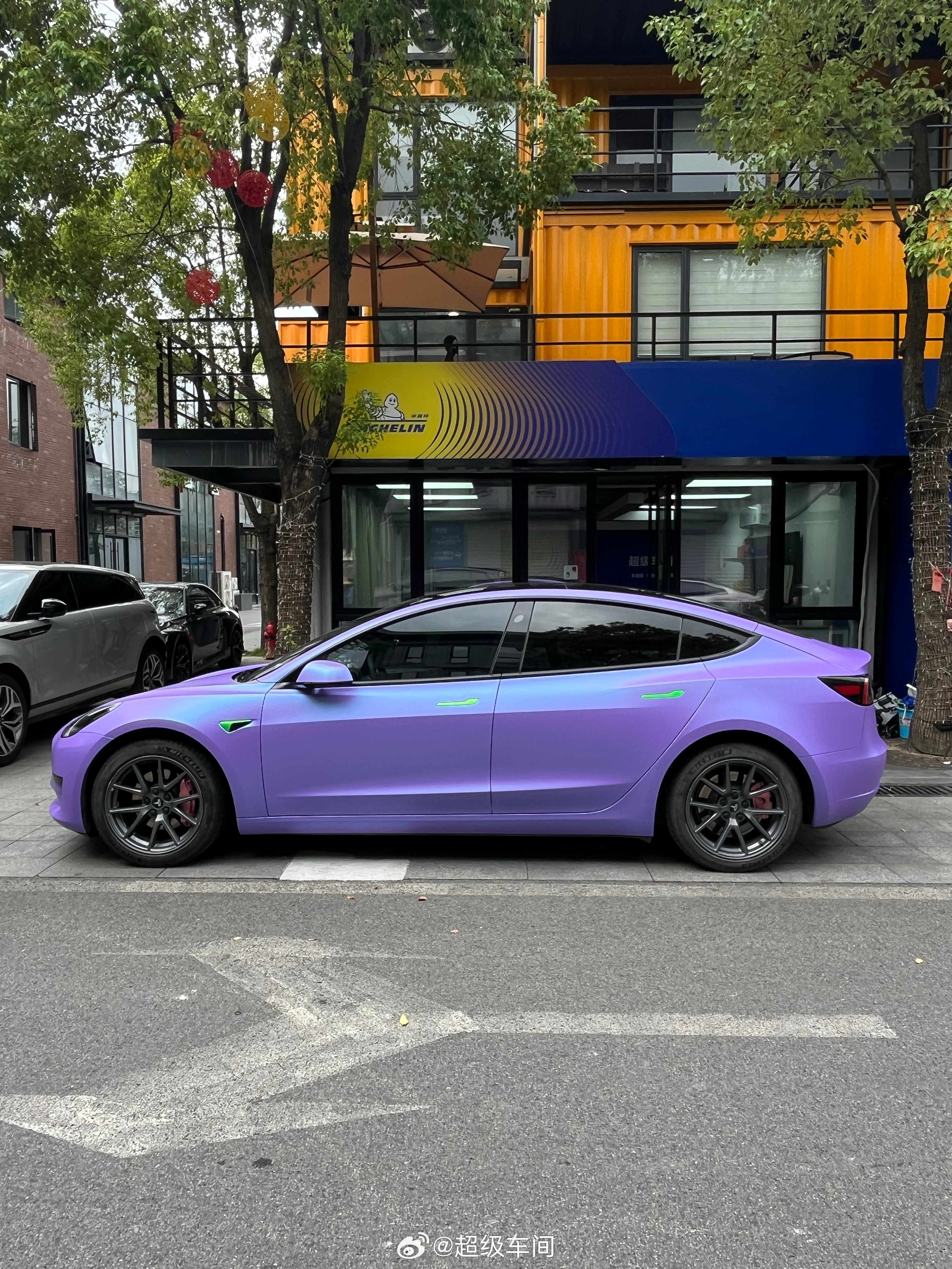 特斯拉Model 3｜蓝花楹➕珊瑚苹果绿拉花柔和的蓝紫色调🪻典雅又充满活力🔮#汽车贴膜#

#改色膜#

#特斯拉#

#model3#

 全国连锁各大城市均可施工咨询预约👉：添加我为微信好友 - 图片 3