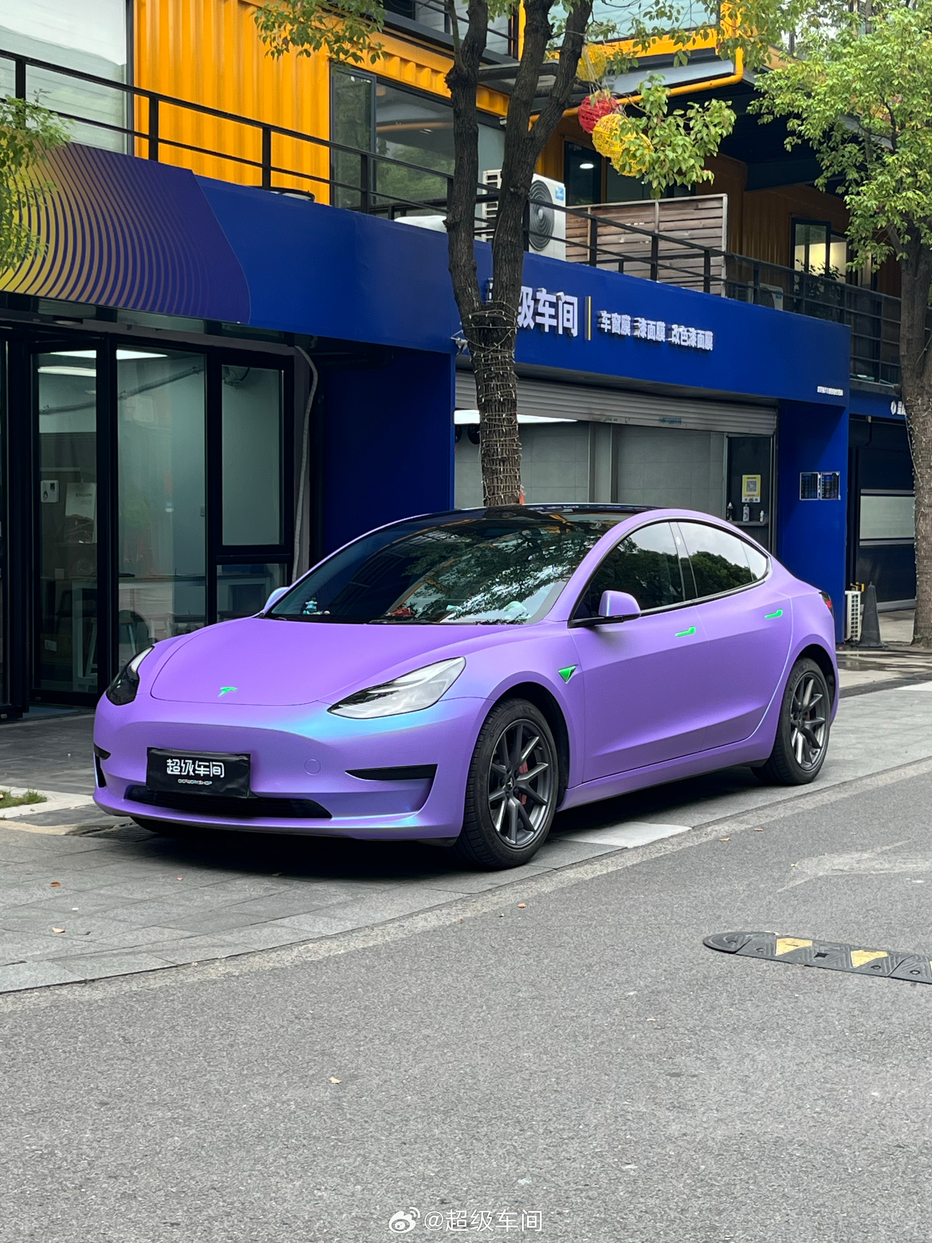 特斯拉Model 3｜蓝花楹➕珊瑚苹果绿拉花柔和的蓝紫色调🪻典雅又充满活力🔮#汽车贴膜#

#改色膜#

#特斯拉#

#model3#

 全国连锁各大城市均可施工咨询预约👉：添加我为微信好友 - 图片 2