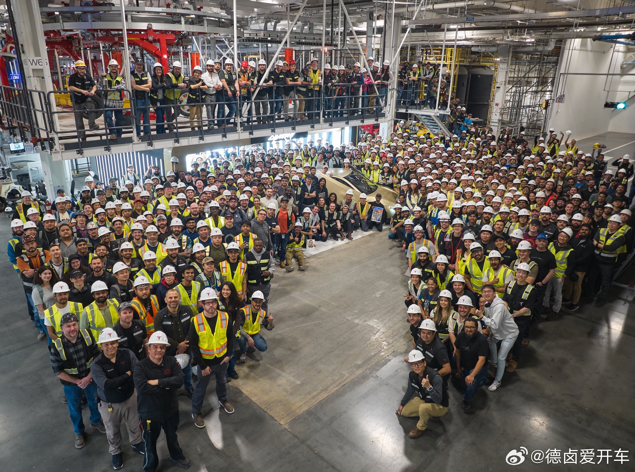 首台Cybercab量产版今日正式下线，
正式的批量生产节奏依旧是在4月份，
在上个月2026年1月份已经进入冬测，
而产品首次亮相时间是在24年10月份，
整体推出的时间满打满算刚好是18个月。

 - 图片 1