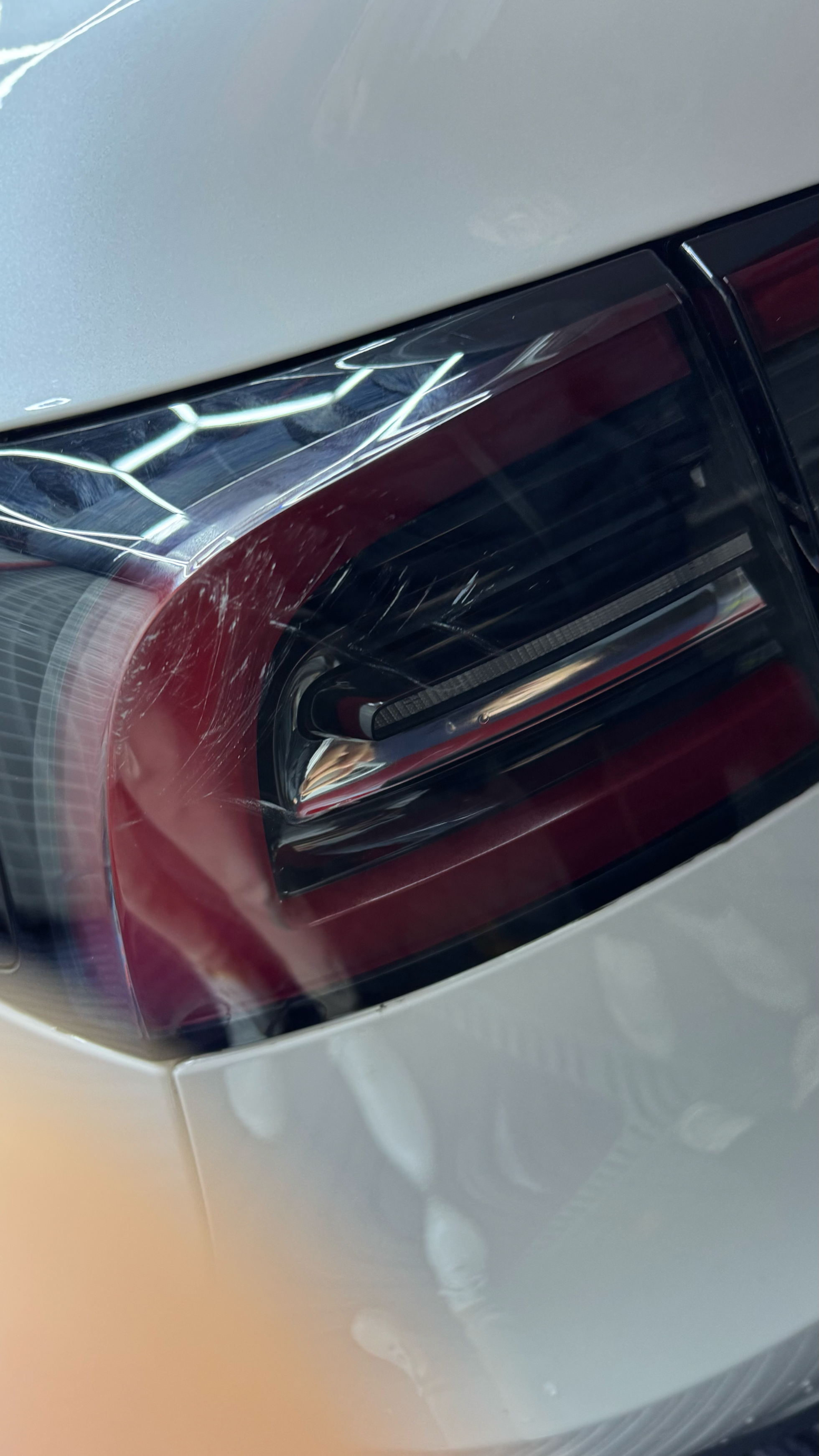 左侧尾灯被卷帘门划了，应该咋弄，去途虎抛光吗？尾灯能贴车衣吗？ - 图片 1