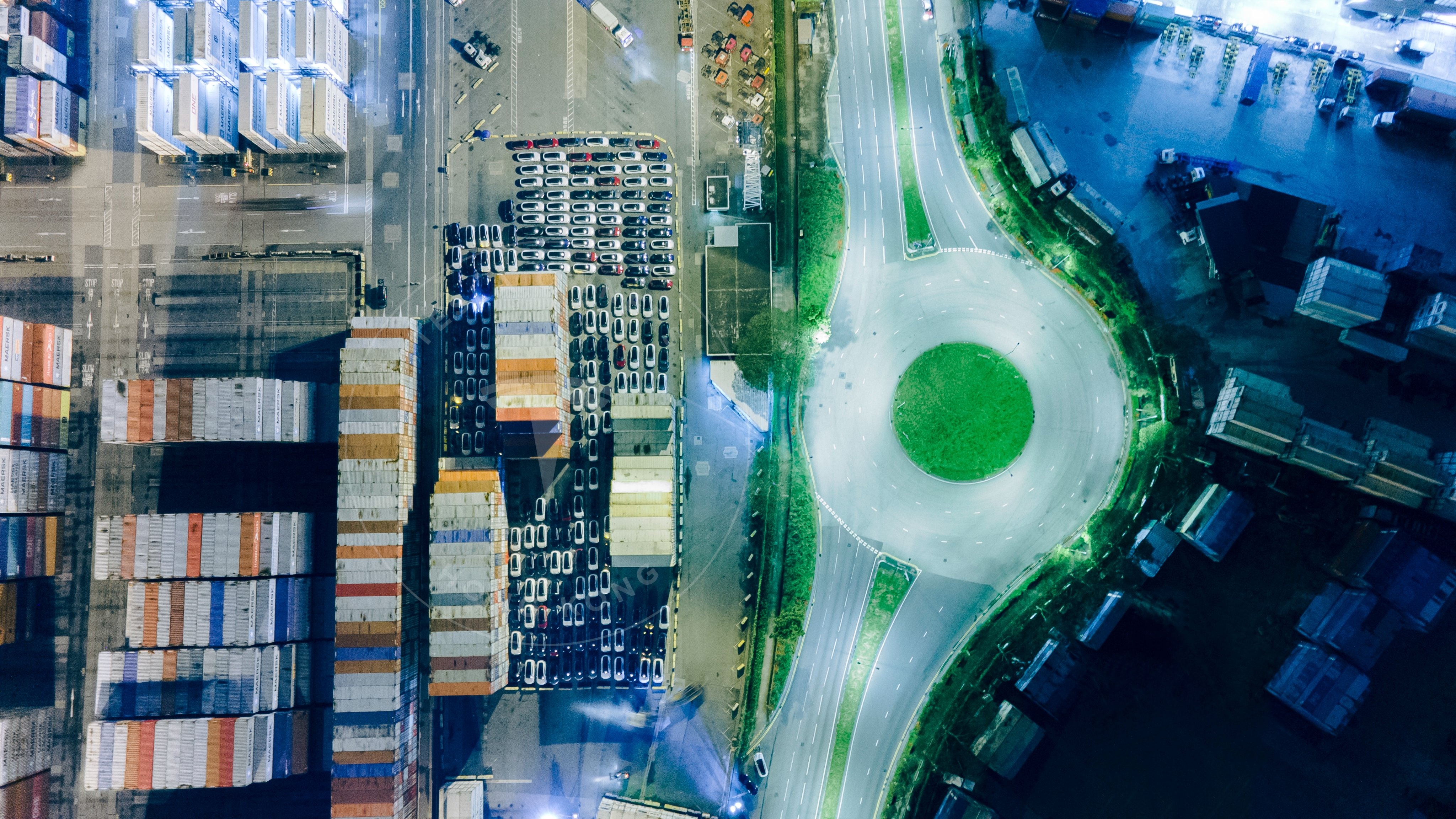 Welcome to Hong Kong
一（艘）船能拉三百（台）车 - 图片 3