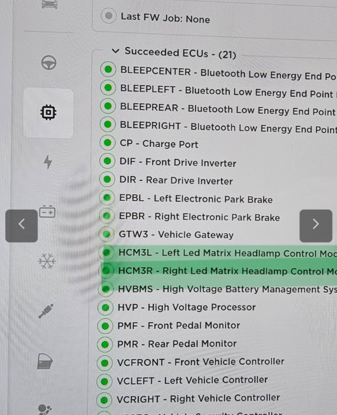 19年老三成功换装矩阵大灯，采购时发现光大灯就有六个版本。特斯拉总在看不到的地方偷偷升级，可见左侧比右边投影清晰明亮，左边零件号比右边新。 - 图片 4