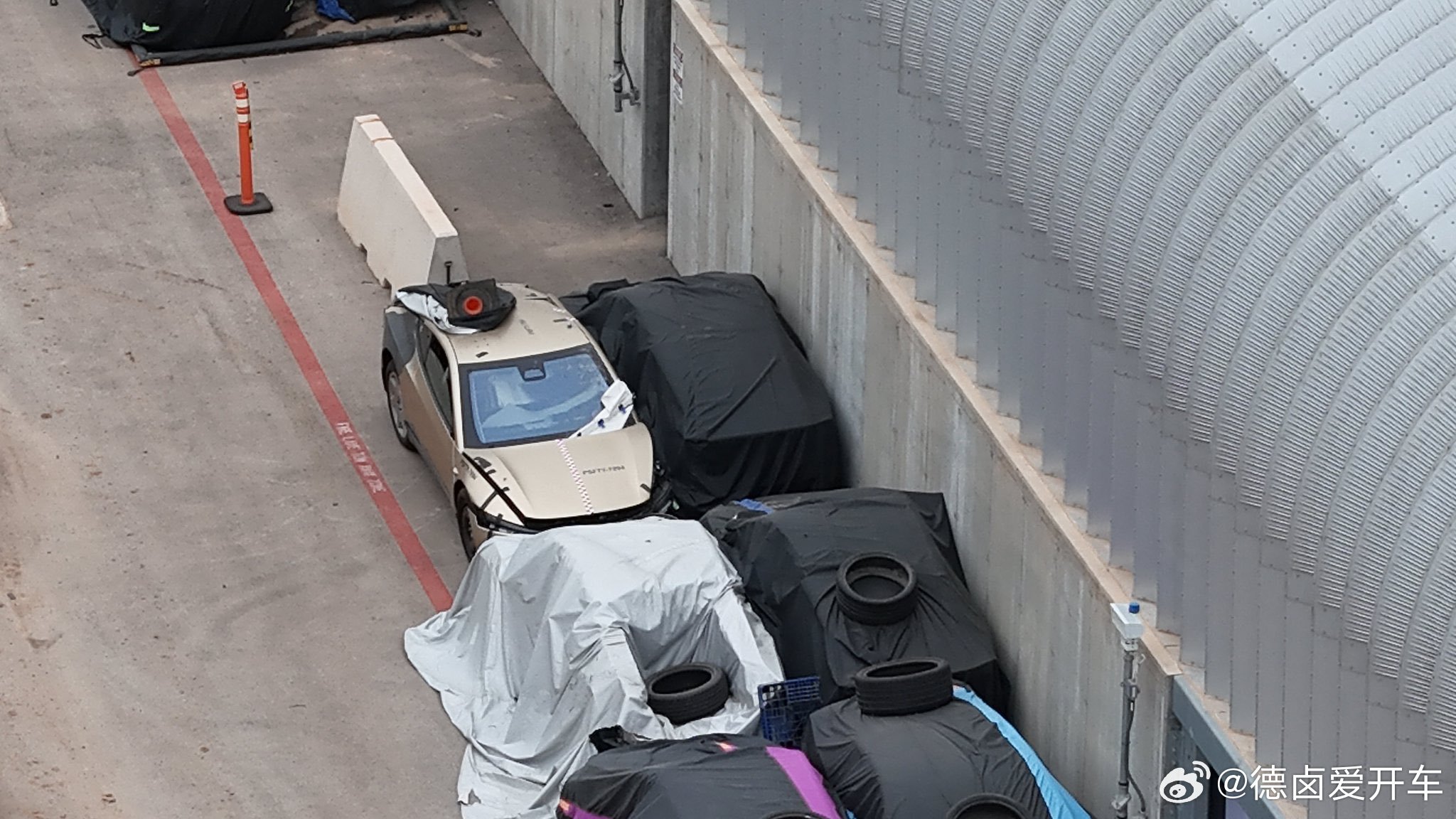 Cybercab 出现碰撞测试车体，这也算是一个很强的量产信号，来到这个时间点产品基本定型，实车无伪装路测也在同步进行，在开发优先级中这算是最高的。

#Cybercab#

#特斯拉#

  - 图片 1