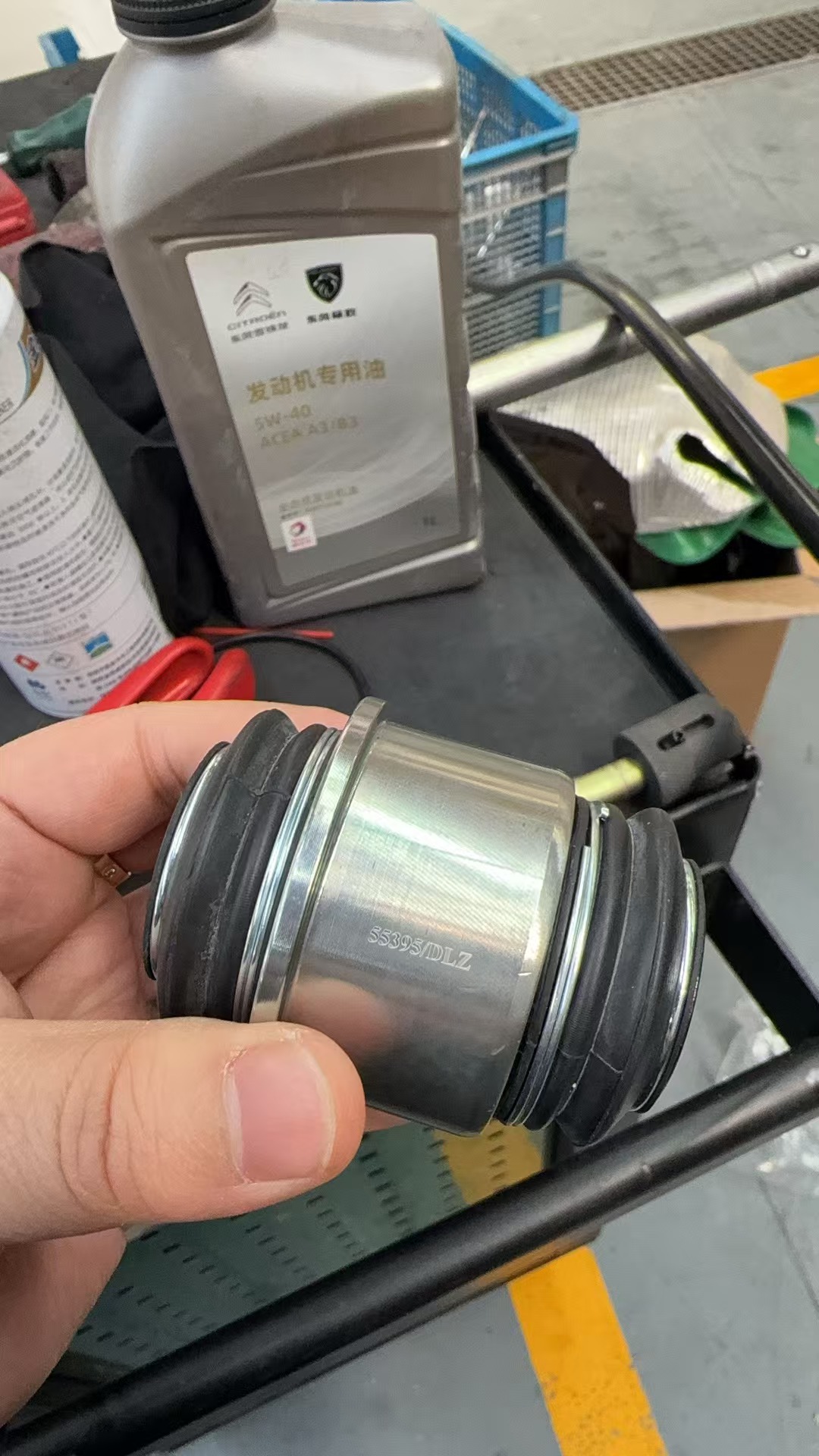 羊角胶套更换
 13w公里各种异响，服务中心只能换总成一套四千多，外面找了个汽修厂400搞定 - 图片 1