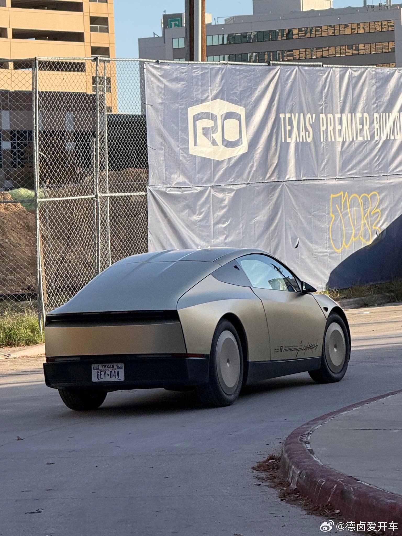 Cybercab是特斯拉 AI 战略的又一支点，也是从卖车拓展到卖出行服务的转折点，汽车卷车型、成本、配置、技术、销量，那特斯拉过去现在将来都不陪大家玩了，主动提高了自身的竞争维度，先拿出兆瓦规模的数 - 图片 2