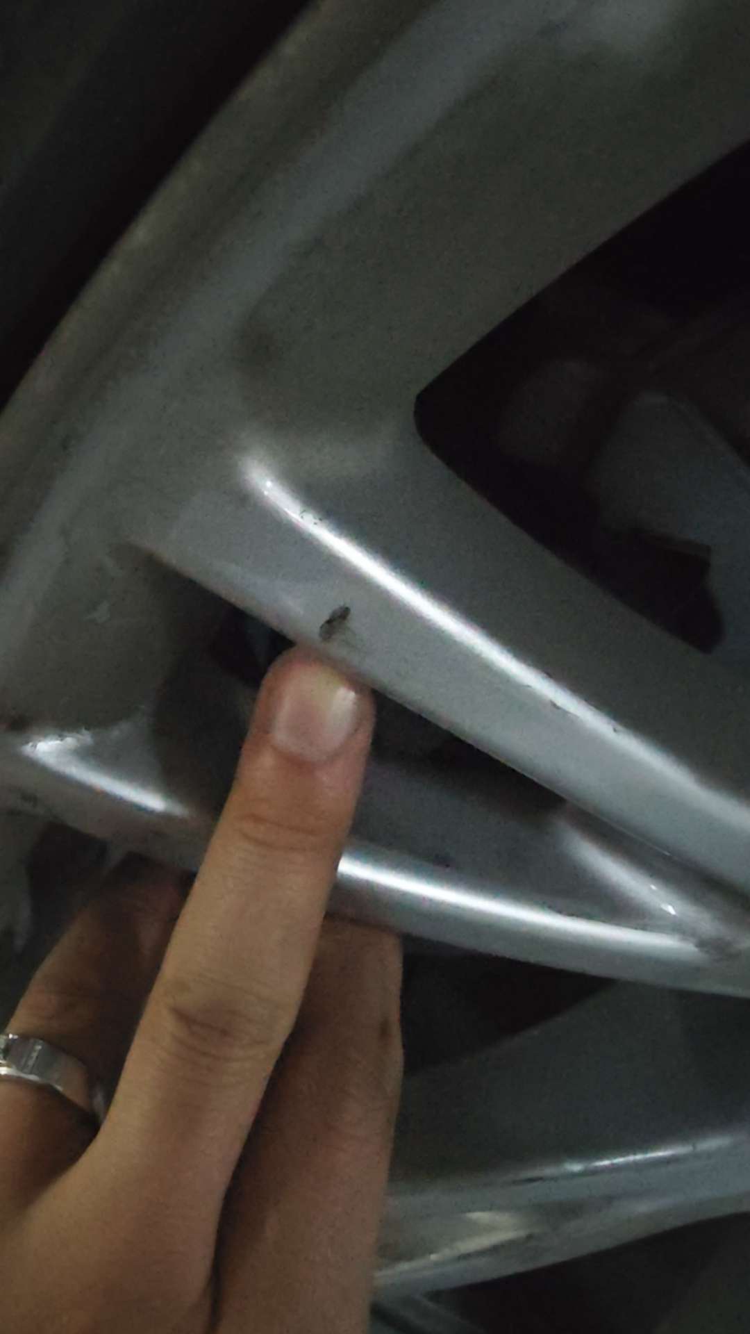 一年没到，今天拆原车轮毂盖，为什么已经表面磨损这样子，跟生锈了一样，酒精也檫不掉？ - 图片 1