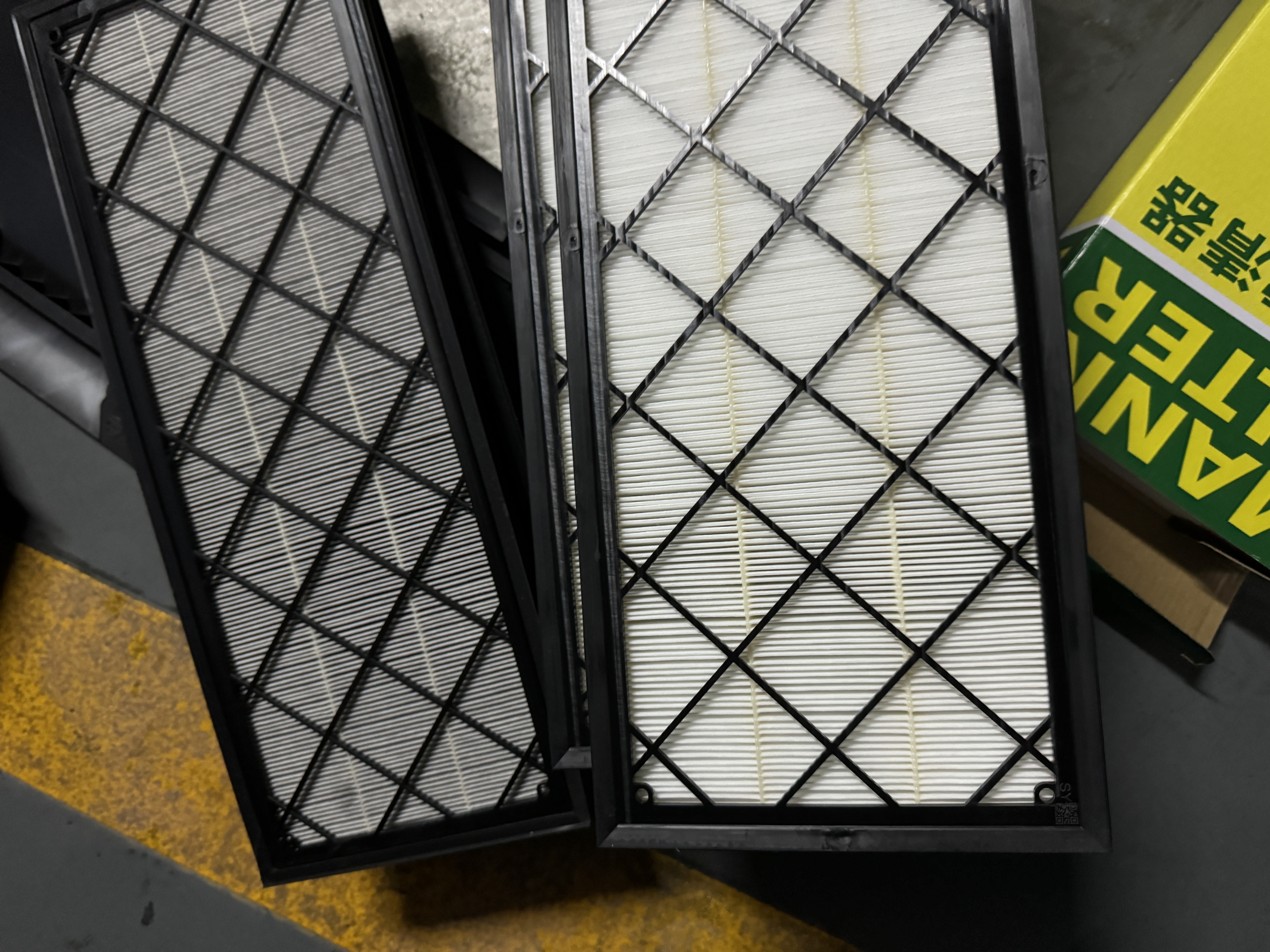 HEPA滤芯有假的吗，还是型号不同，去年双十一pdd买的曼牌。
去年售后说不脏不用换。
最近梅雨天少了自己换了，发现拆出来的原车HEPA跟买的颜色差很多 - 图片 1