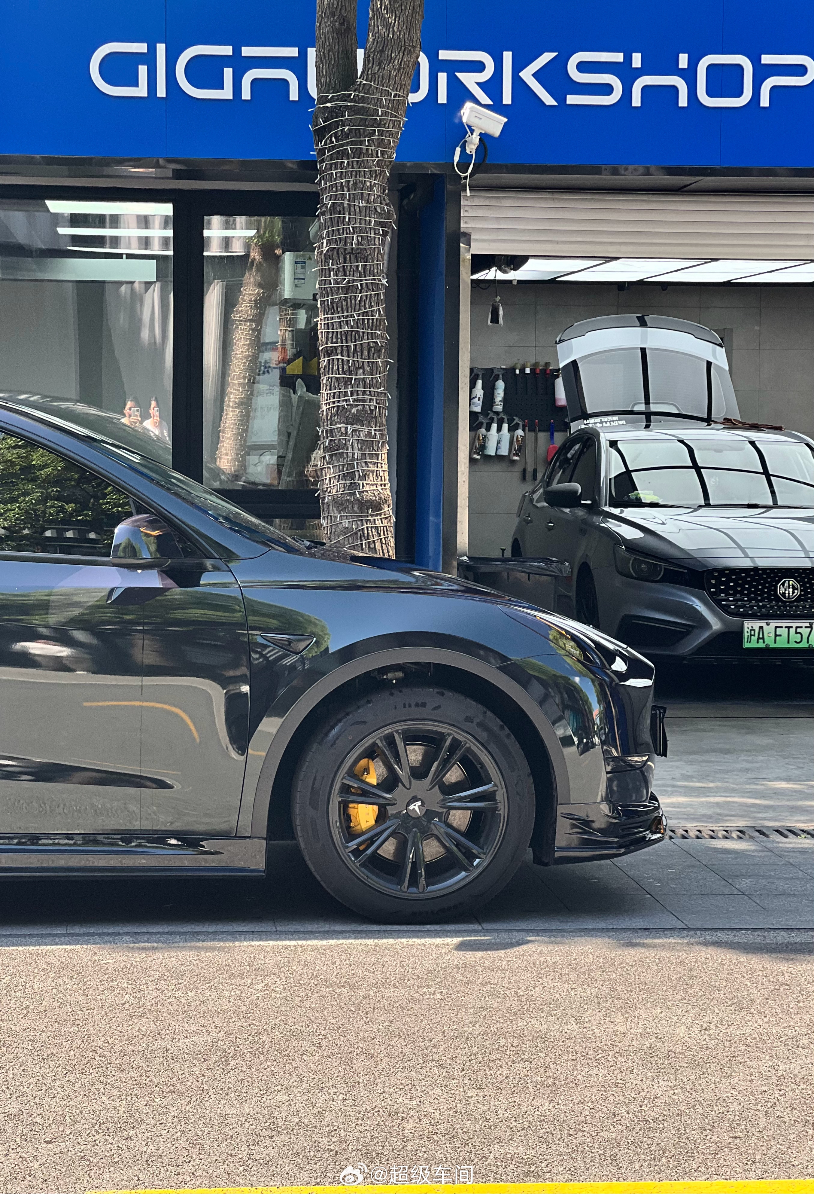 Model Y，祖母石绿➕卡钳烤漆➕BSKT全套包围➕尾翼，简直太酷了低调又不失质感，黄色卡钳点缀的刚刚好@小特叔叔 #特斯拉#

#汽车贴膜#

#改色膜#

#超级车间#

  - 图片 3