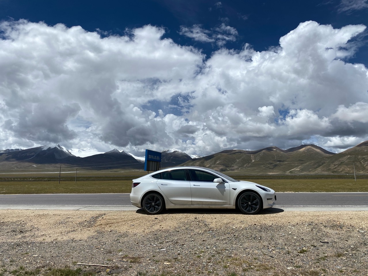 到安多县。早上9点从拉萨出发，计划在那曲住宿。青藏线比川藏线平缓许多，海拔稳定在4700左右，少了盘山公路，少了川牌陆巡，一路非常顺利。下午两点到那曲，时间还早于是决定继续前行，车机导航显示到安多剩余 - 图片 4