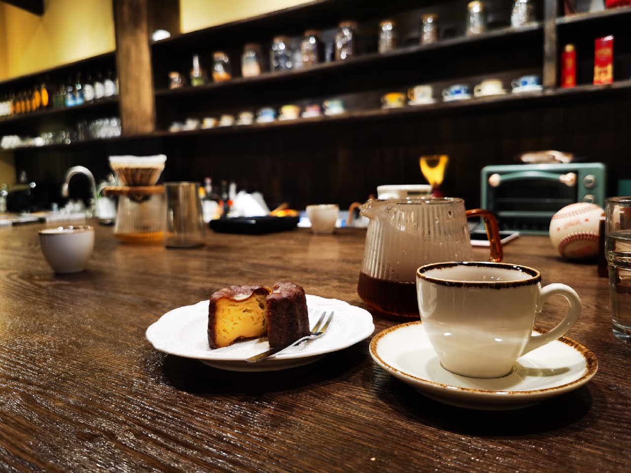 机场停车方案我有个想法。前提我有平安每月送代驾券用不完。
我开车到深圳停车场贵宾楼有两小时免费叫个代驾给他虚拟钥匙，让他开到我提前找好的周边停车场。
回来时同样用微信沟通给虚拟钥匙直接在出发层交车。
 - 图片 1