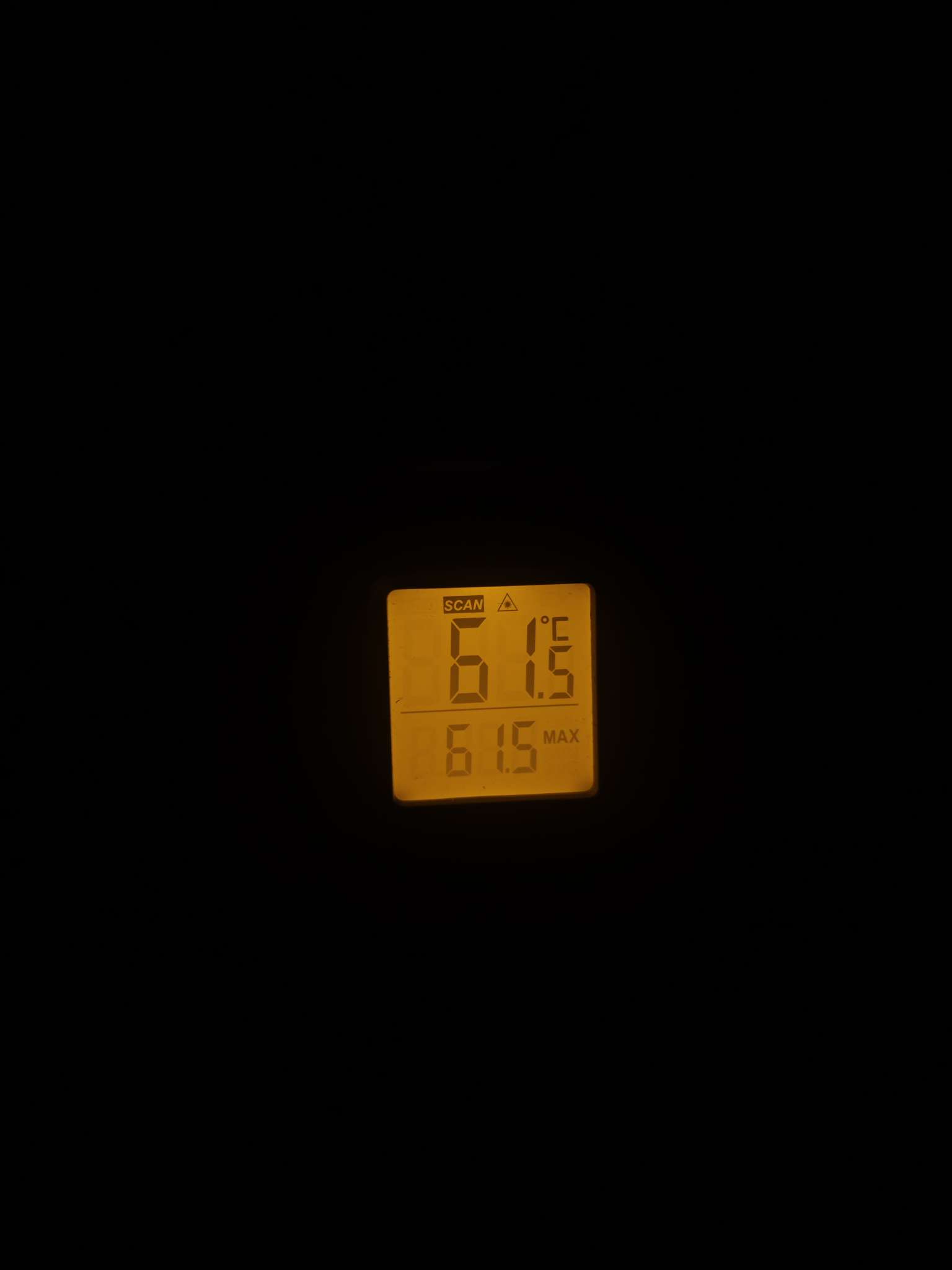 买东西还是不能贪便宜，所谓大牌也是如此，比亚迪的7kw充电桩，用了半年了，最近频繁掉功率，找不到原因，用测温枪测才发现，这个枪头50多度，枪头和线链接的地方60多度，起飞了 - 图片 1